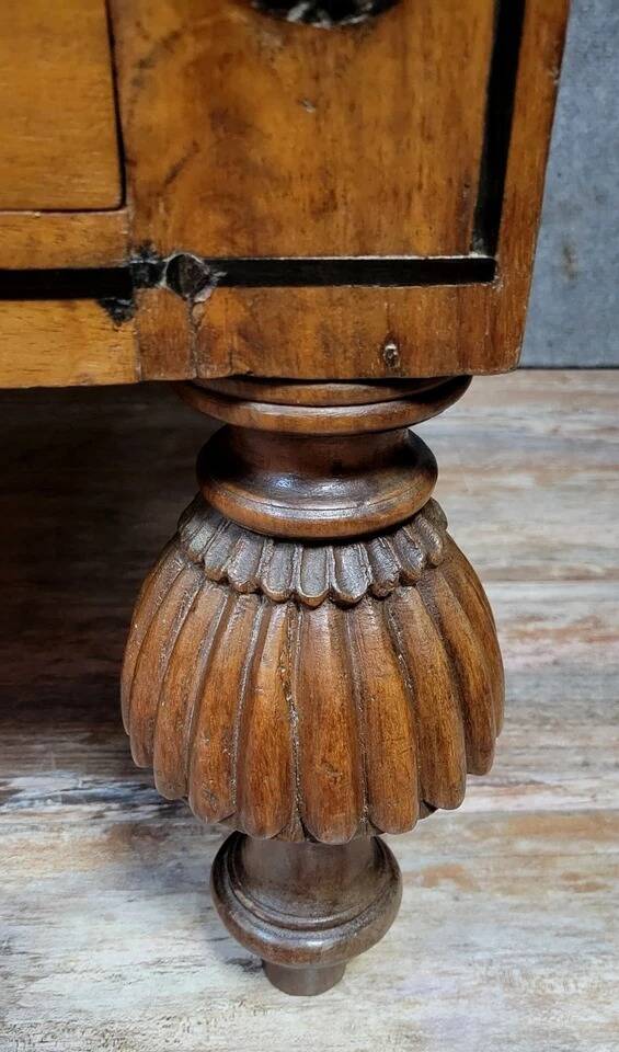 Very large English style coffee table in walnut from the 20th century