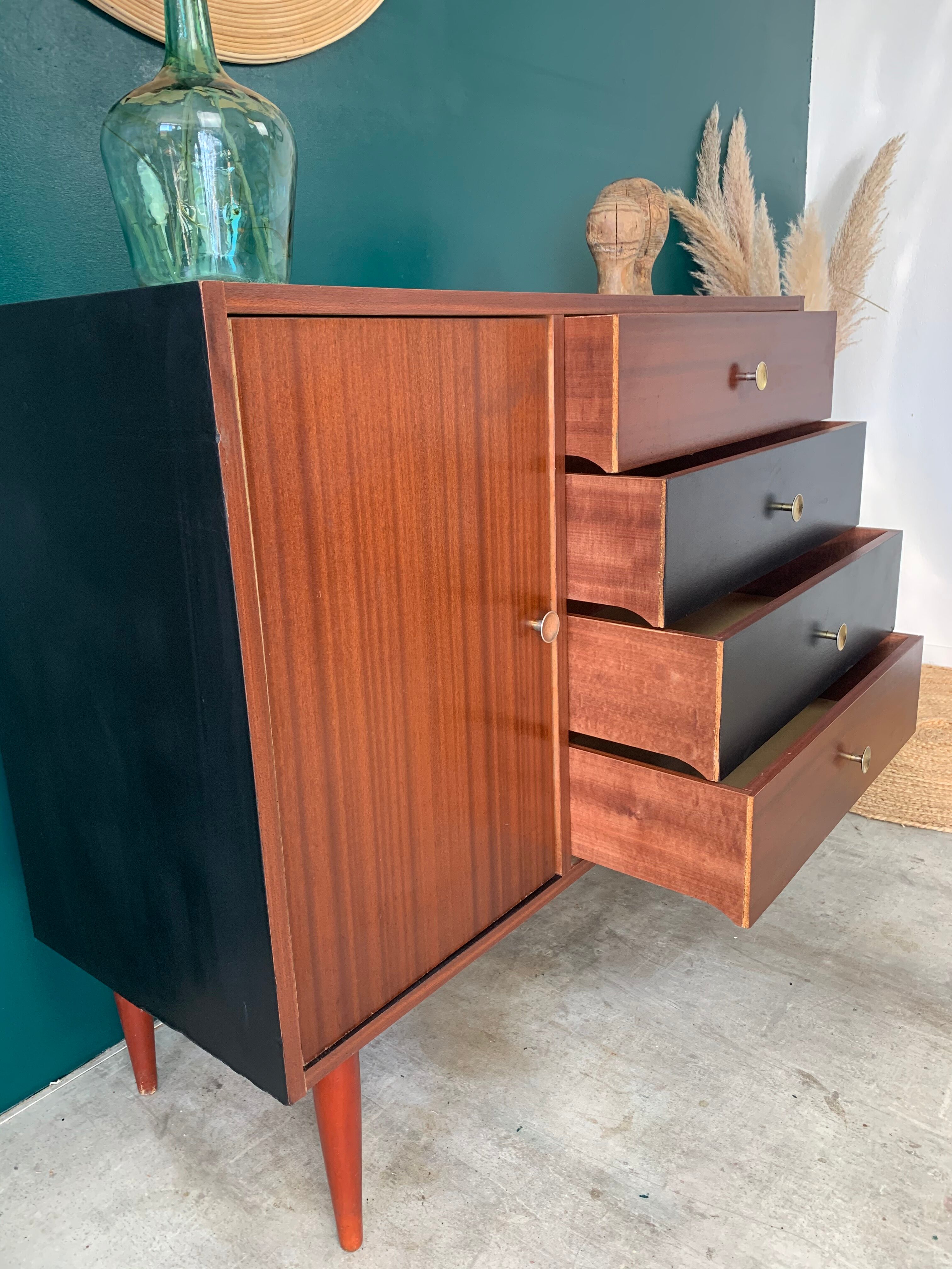 Dresser with tapered feet