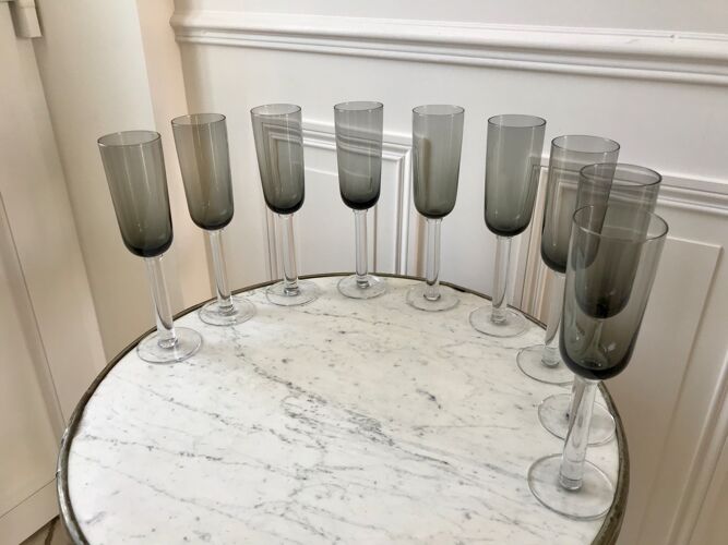 Ensemble de 9 flûtes à champagne en verre fumé années 70