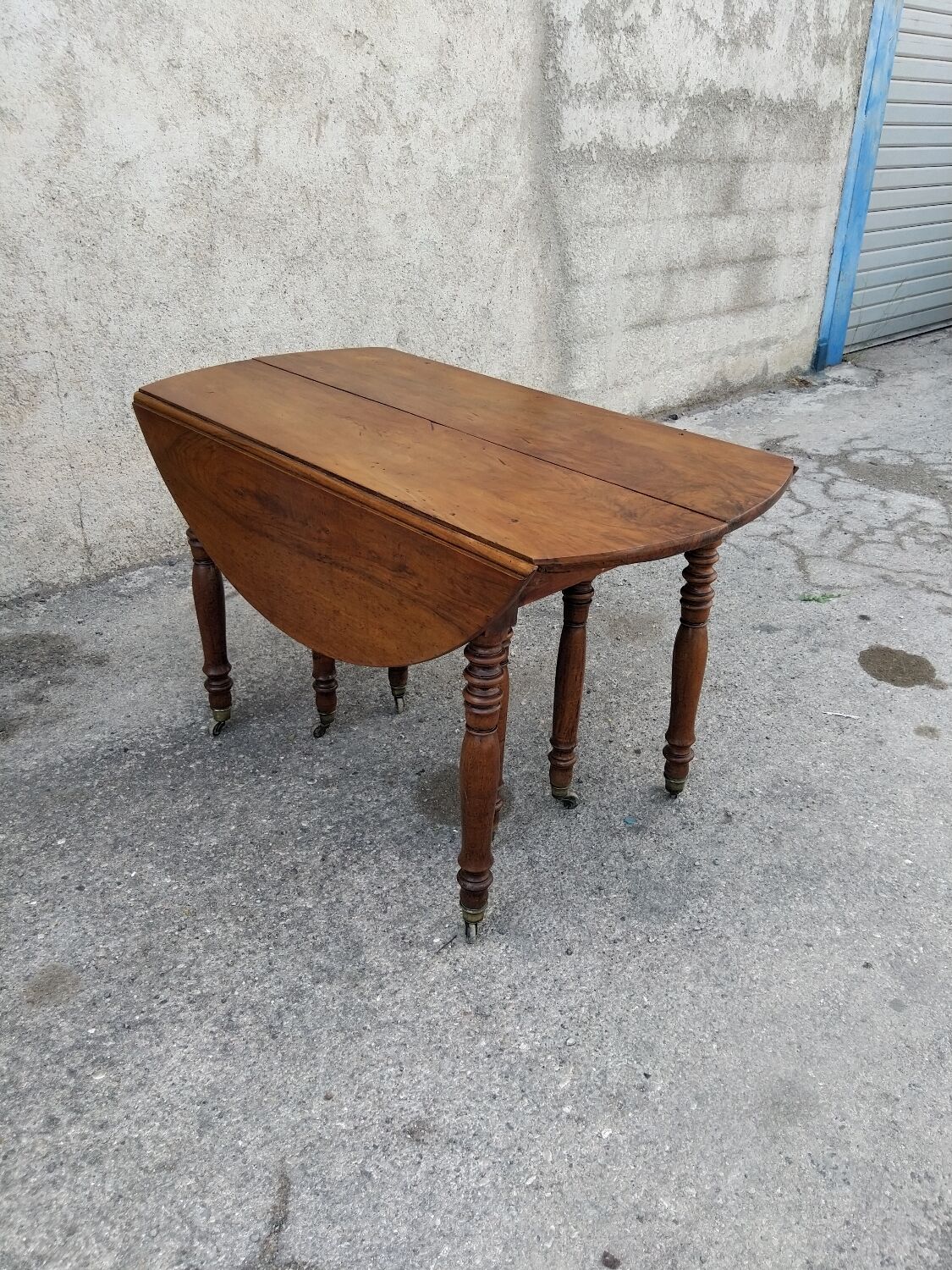 Extending table with 8 legs