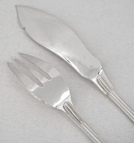Ercuis Maintenon, Shell, 12 fish forks, 24 pieces in silver-plated metal.