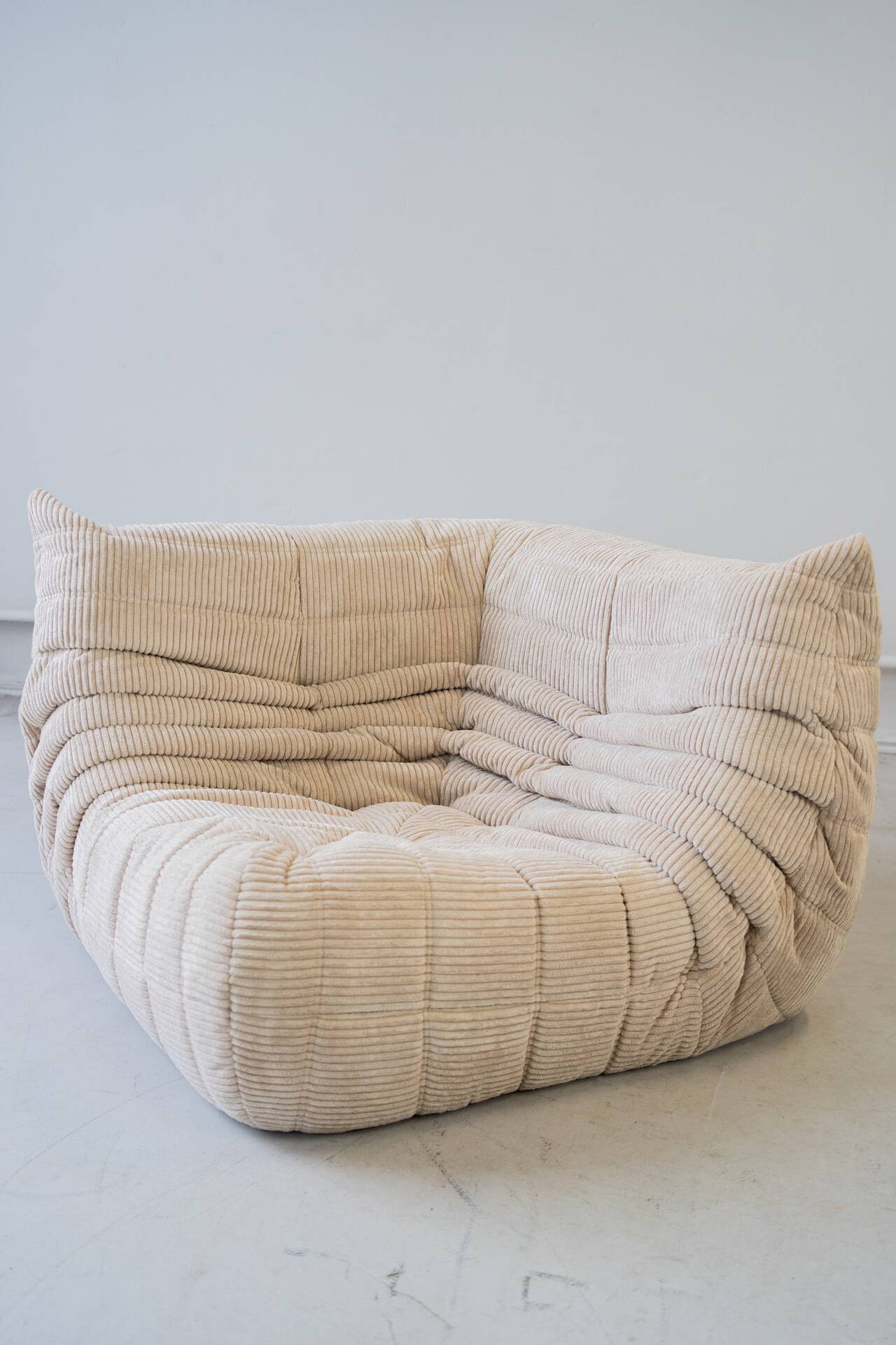 Ensemble de canapé 2 et 3 places et fauteuil d'angle en velours beige.