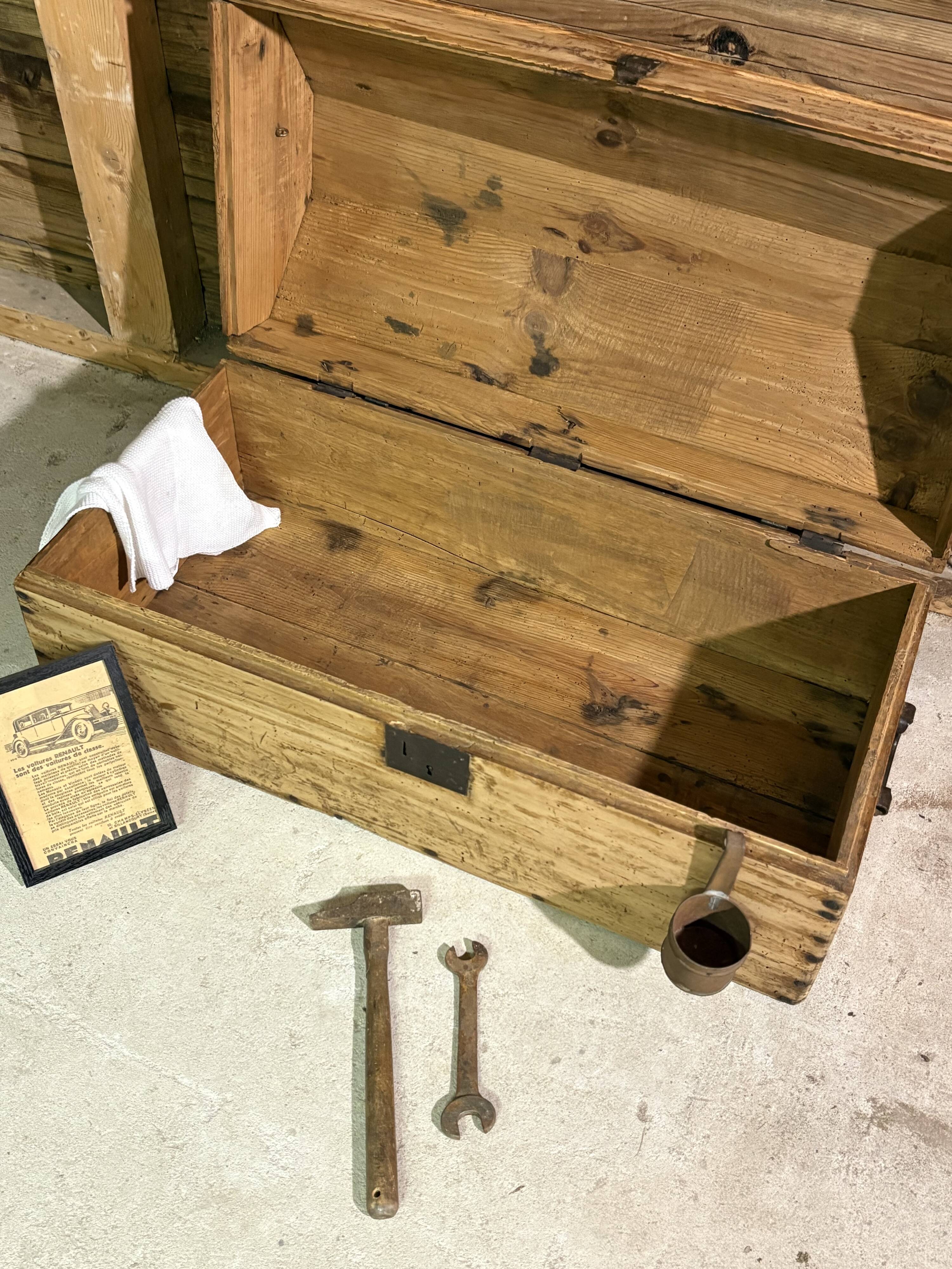 Malle ancienne rénovée en bois