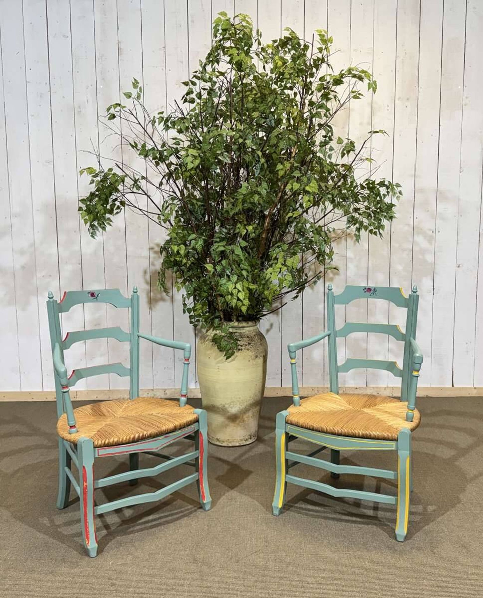 Paire de fauteuils rustiques en hêtre et assises paille