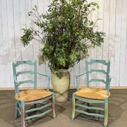 Paire de fauteuils rustiques en hêtre et assises paille