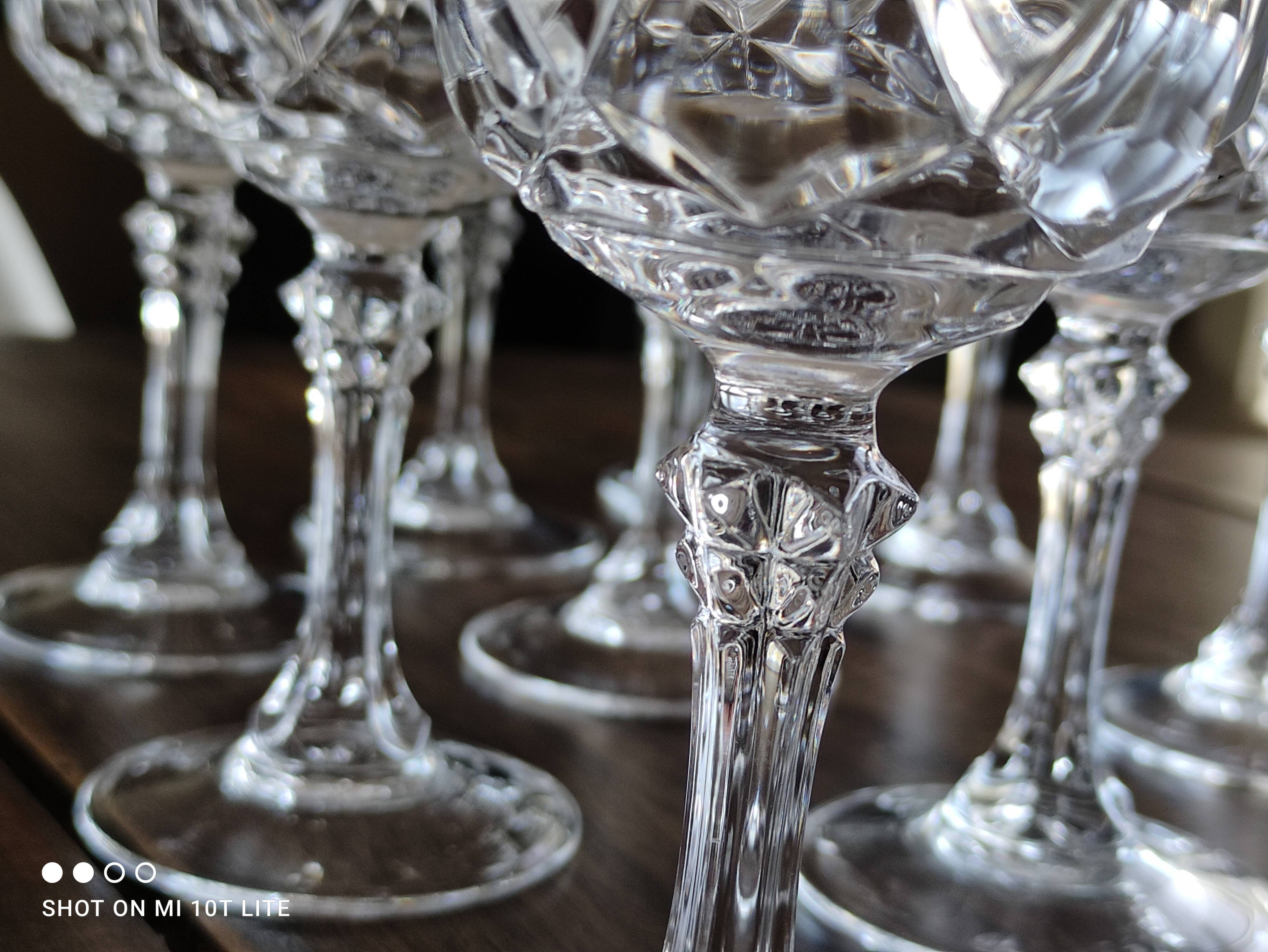 Lot de 12 verres à vin blanc en cristal ciselé