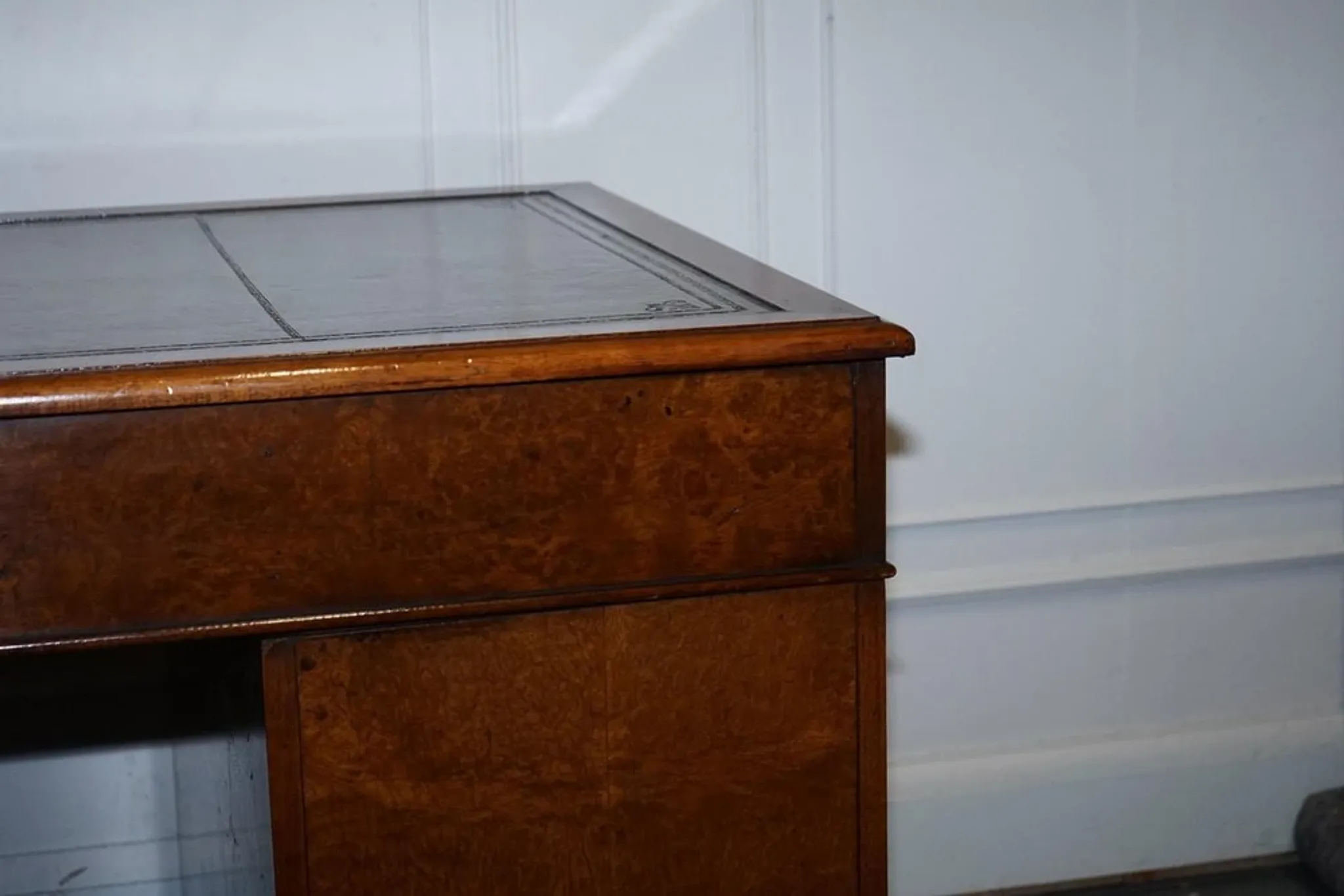 Victorian Pedestal Desk in Walnut and Hand-Dyed Leather