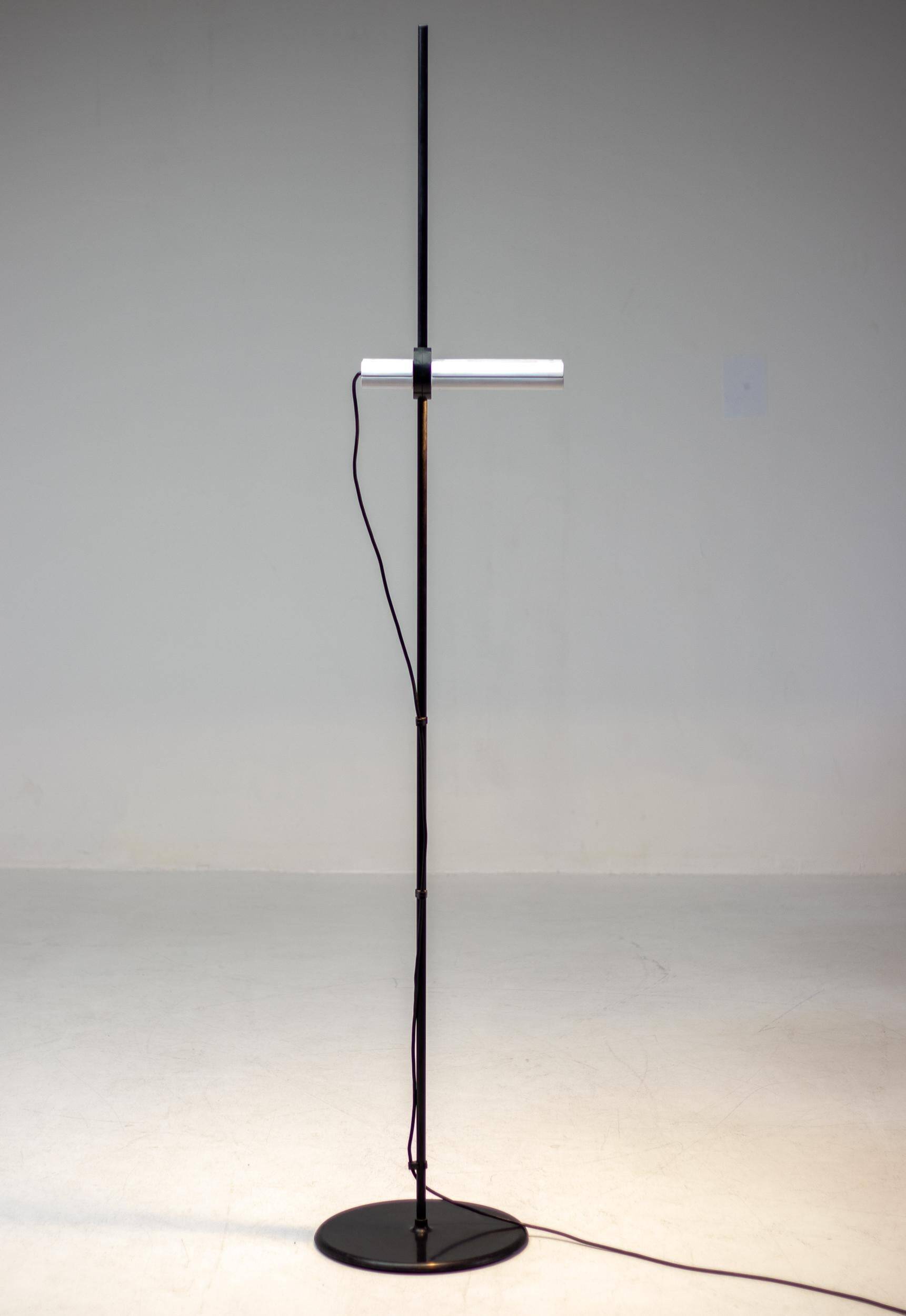 Aton floor lamp by Ernesto Gismondi for Artemide - An icon of Italian design from the 1980s.