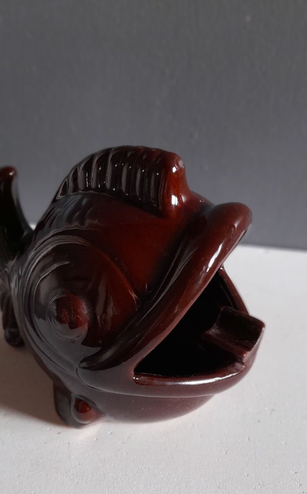 Cendrier poisson, céramique émaillée marron, art deco des années 40-50