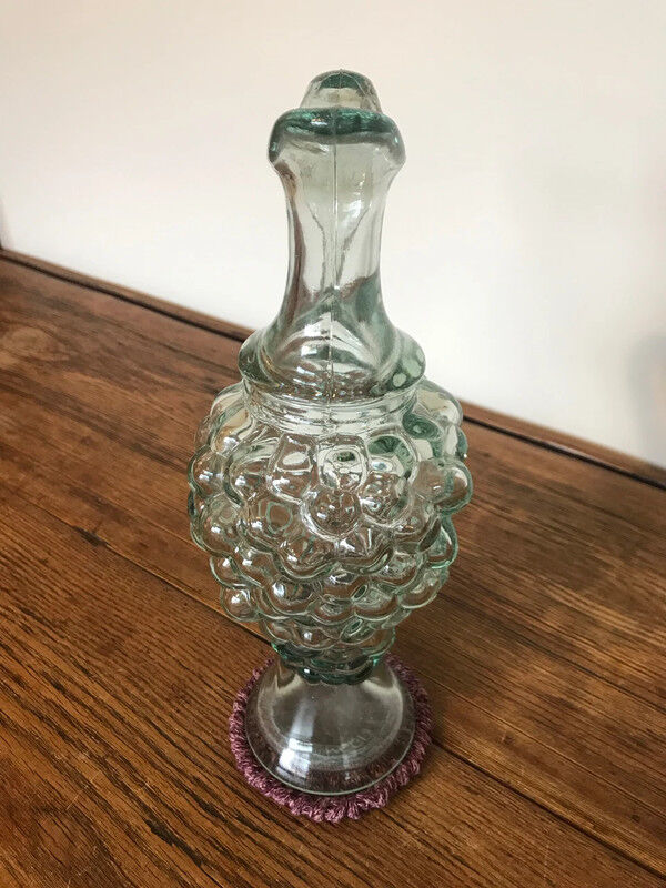 Carafe in the shape of a bunch of grapes