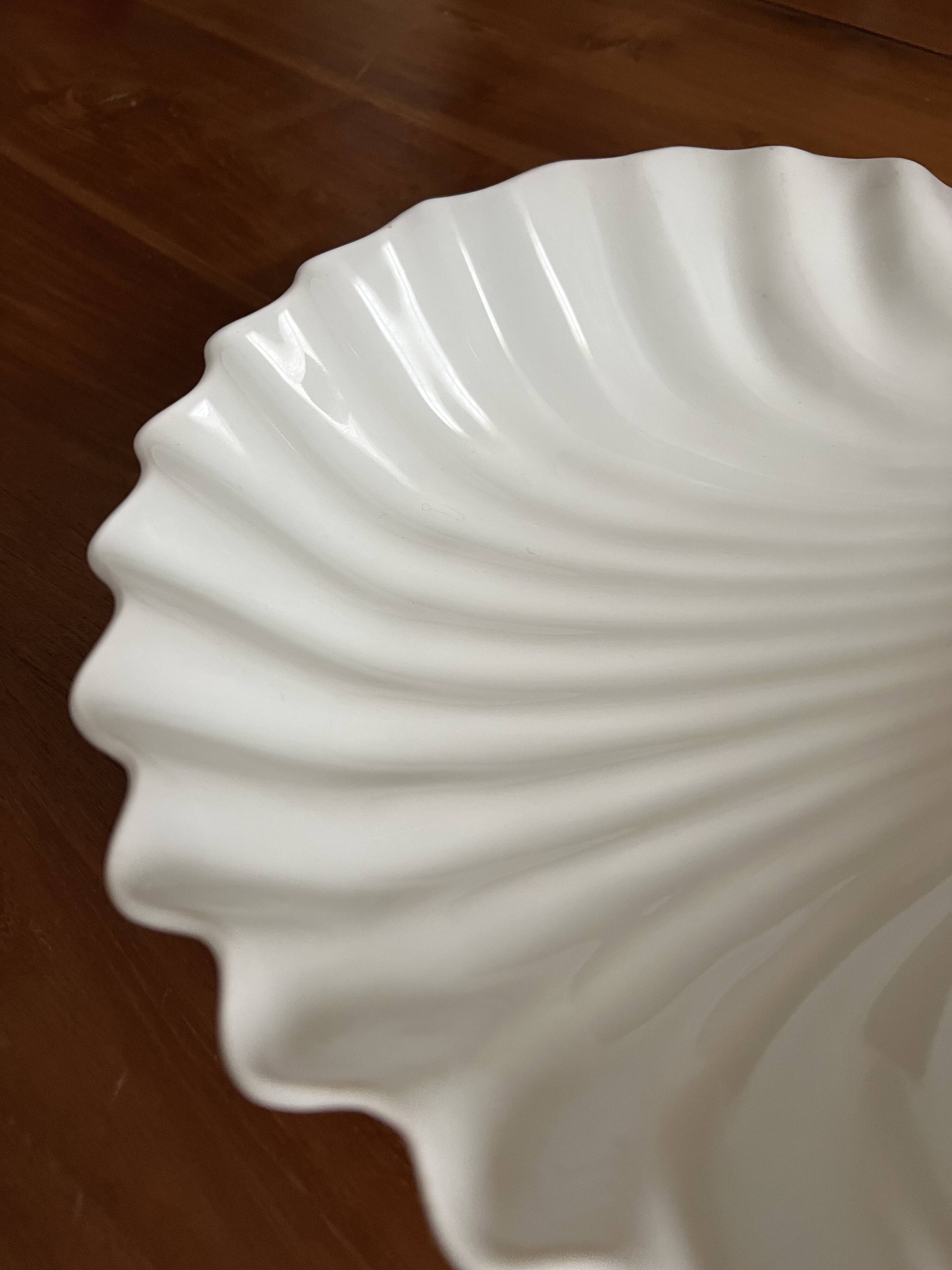 Large shell-shaped dish – white porcelain – Width 31 cm