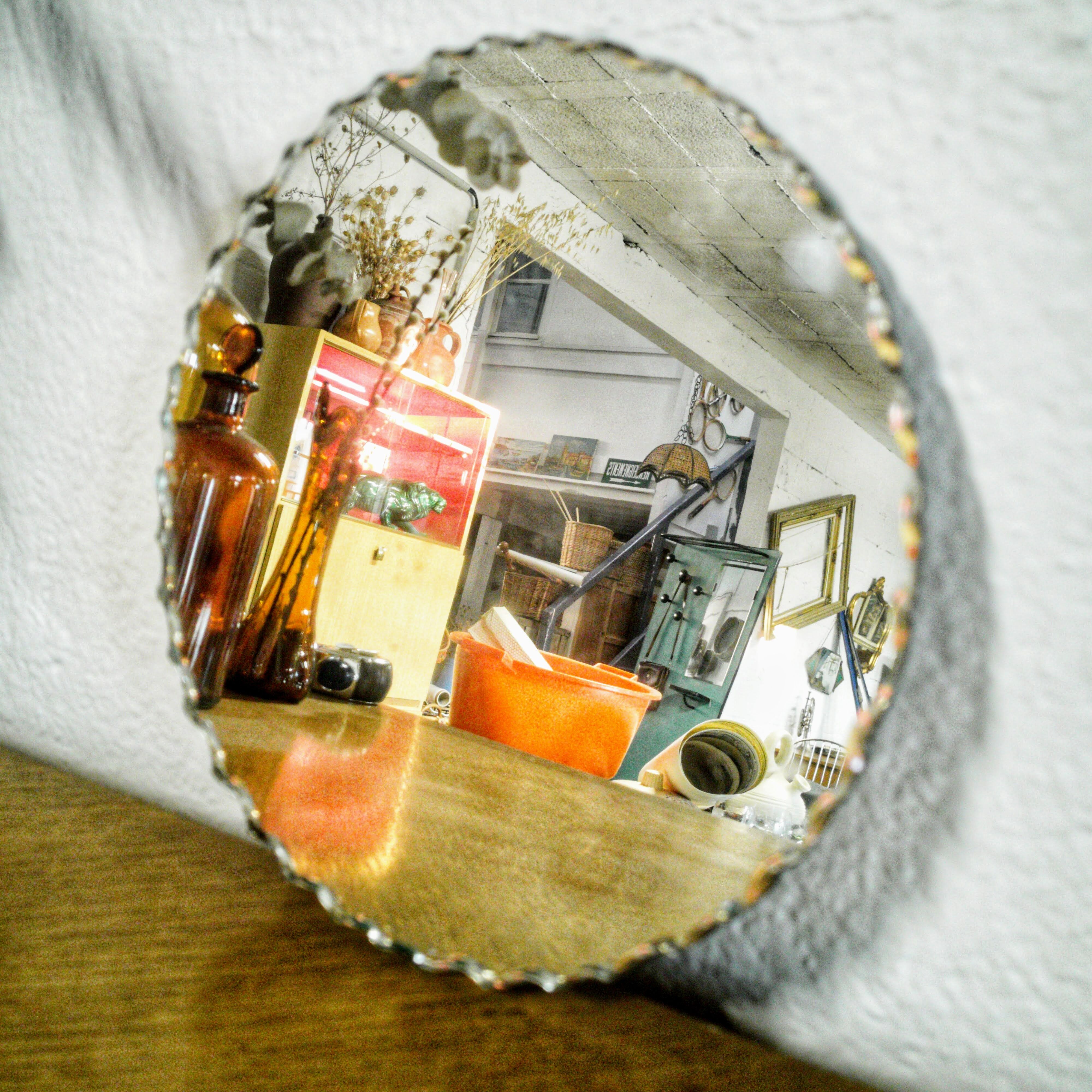 Bevelled mirror to lay