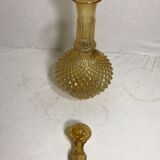 Carafe en verre moulé jaune forme géométrique bouchon