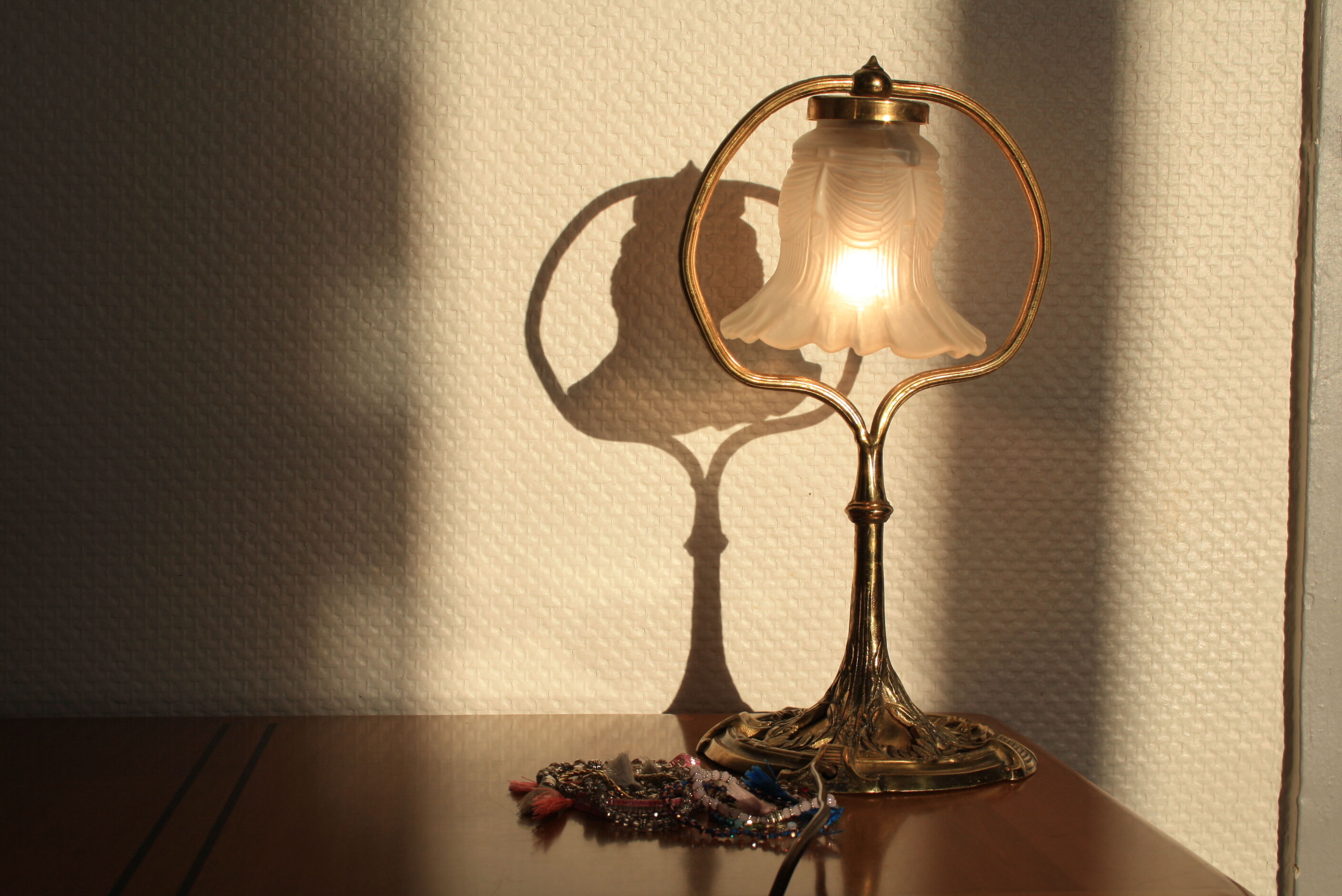 Lampe ancienne bronze abat-jour tulip en verre moulé
