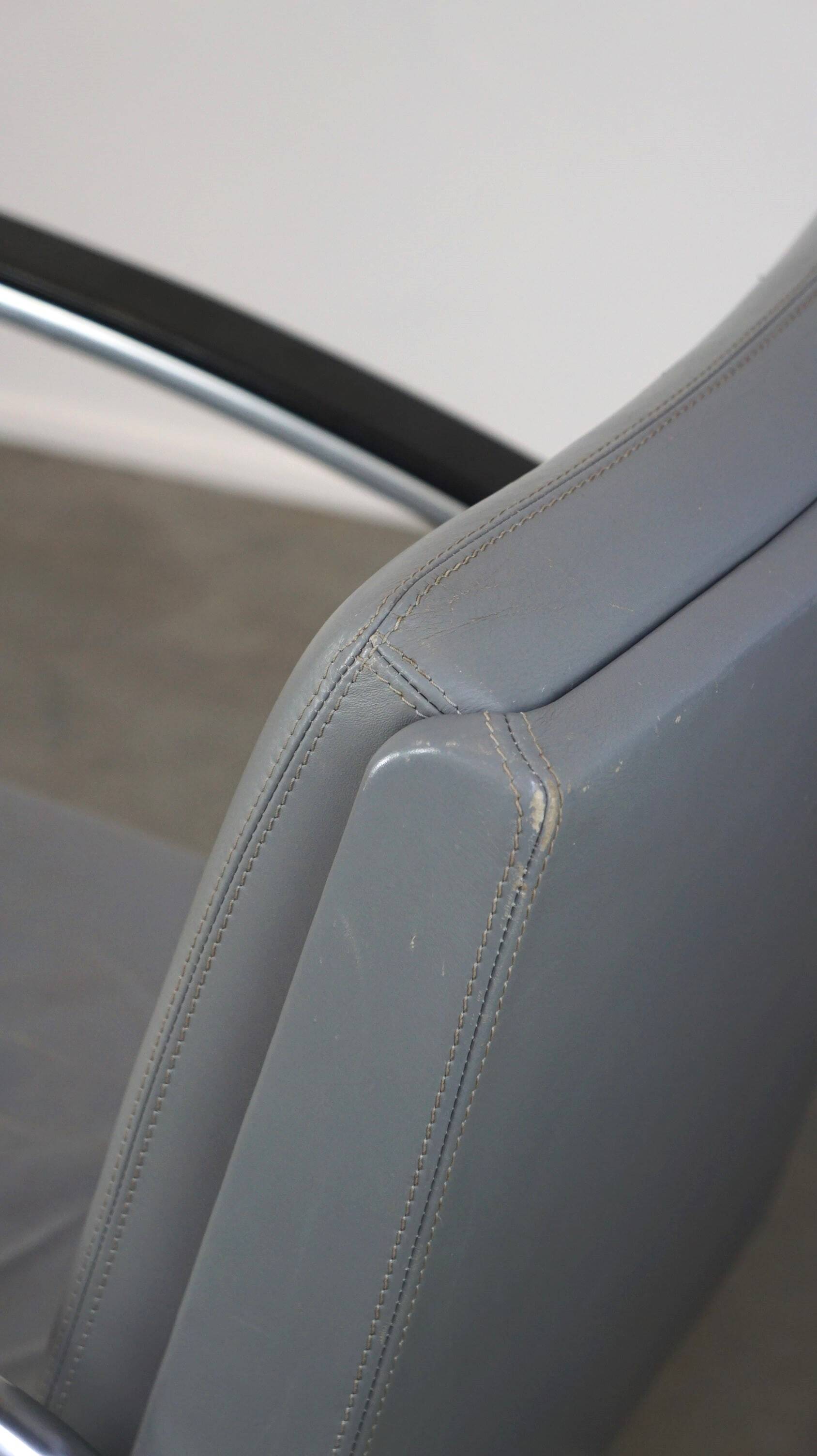 Vintage grey cow leather bauhaus design armchair by Ahrend de Cirkel