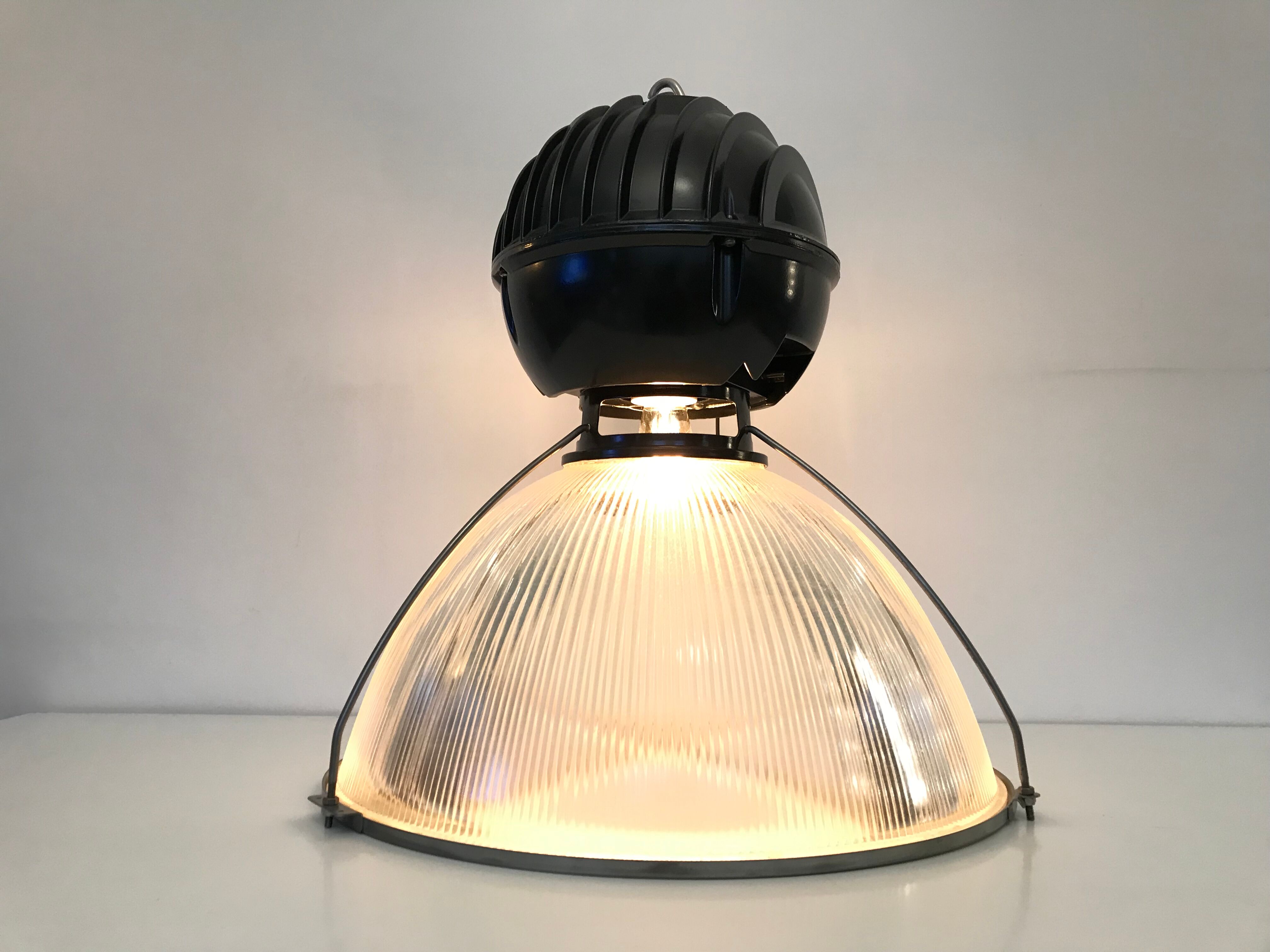 Lampe suspension holophane verre prismatique noire