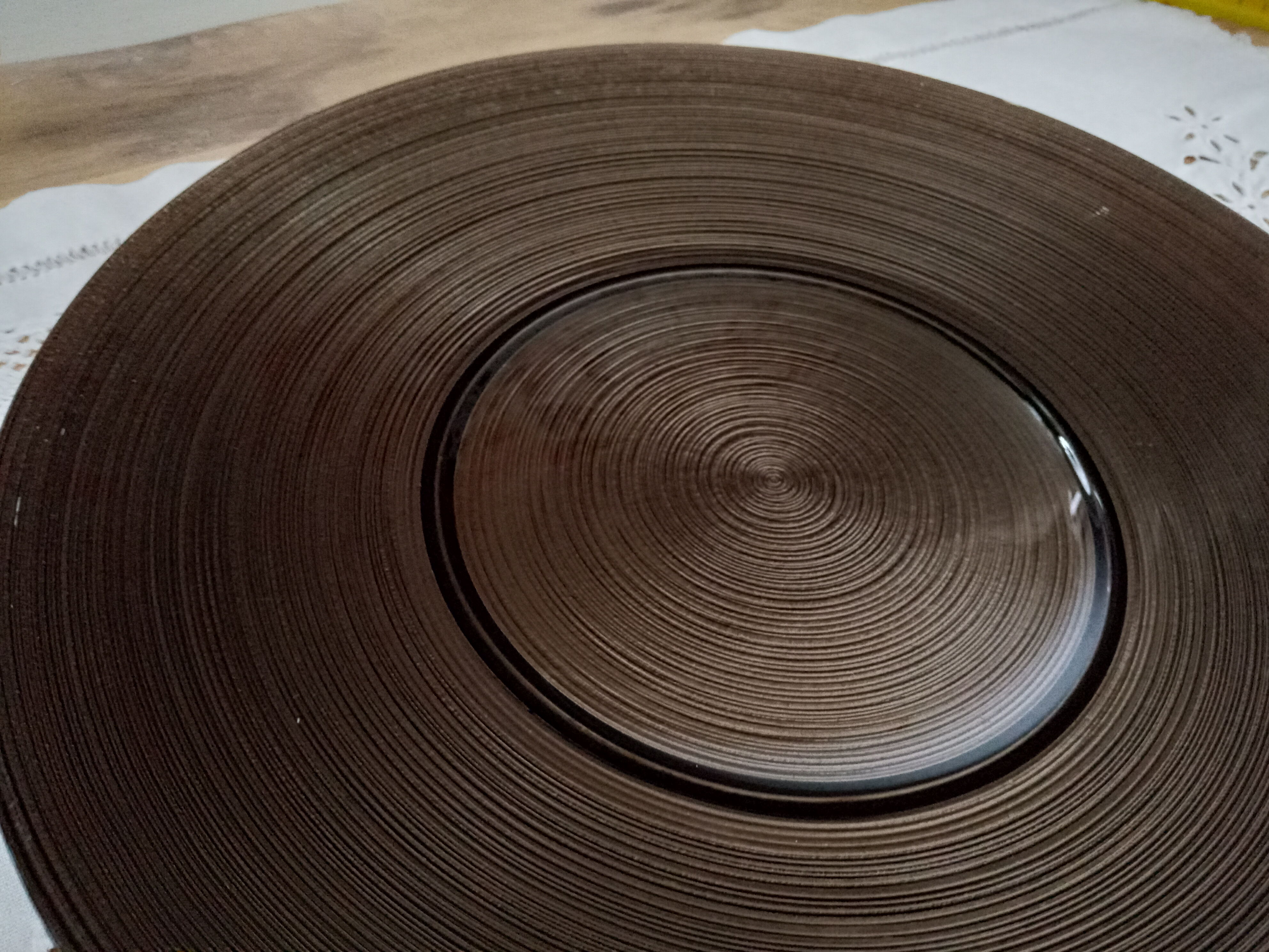 Plat rond évasé en verre brun strié