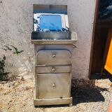 Lavabo en métal d'un hôpital