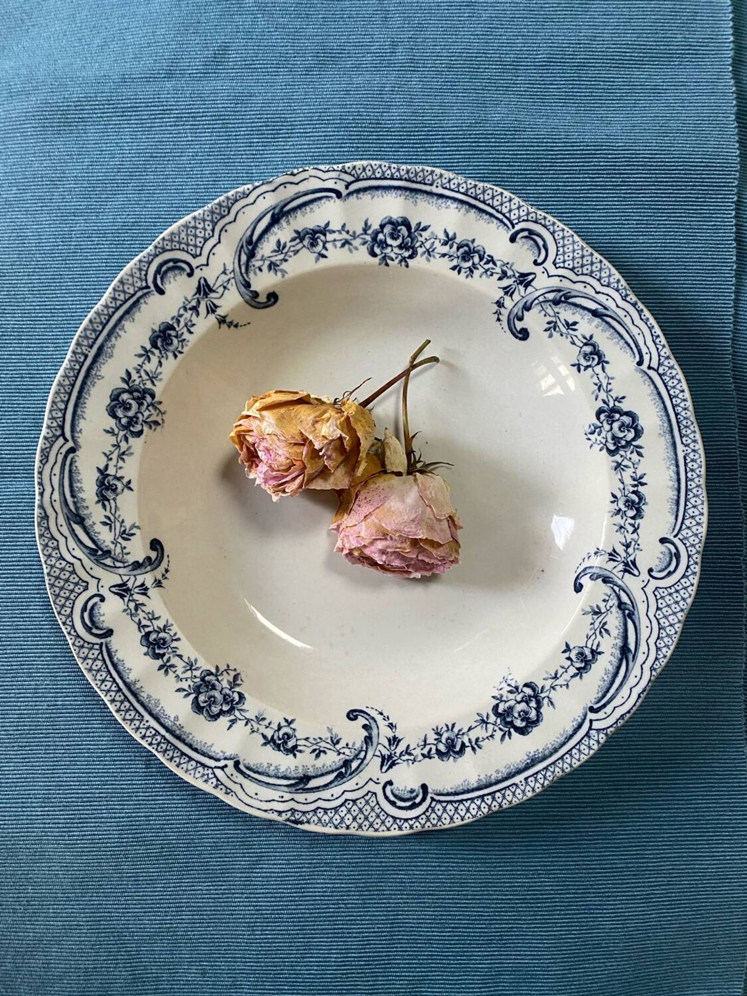 Round dish in old Wedgwood ironstone 