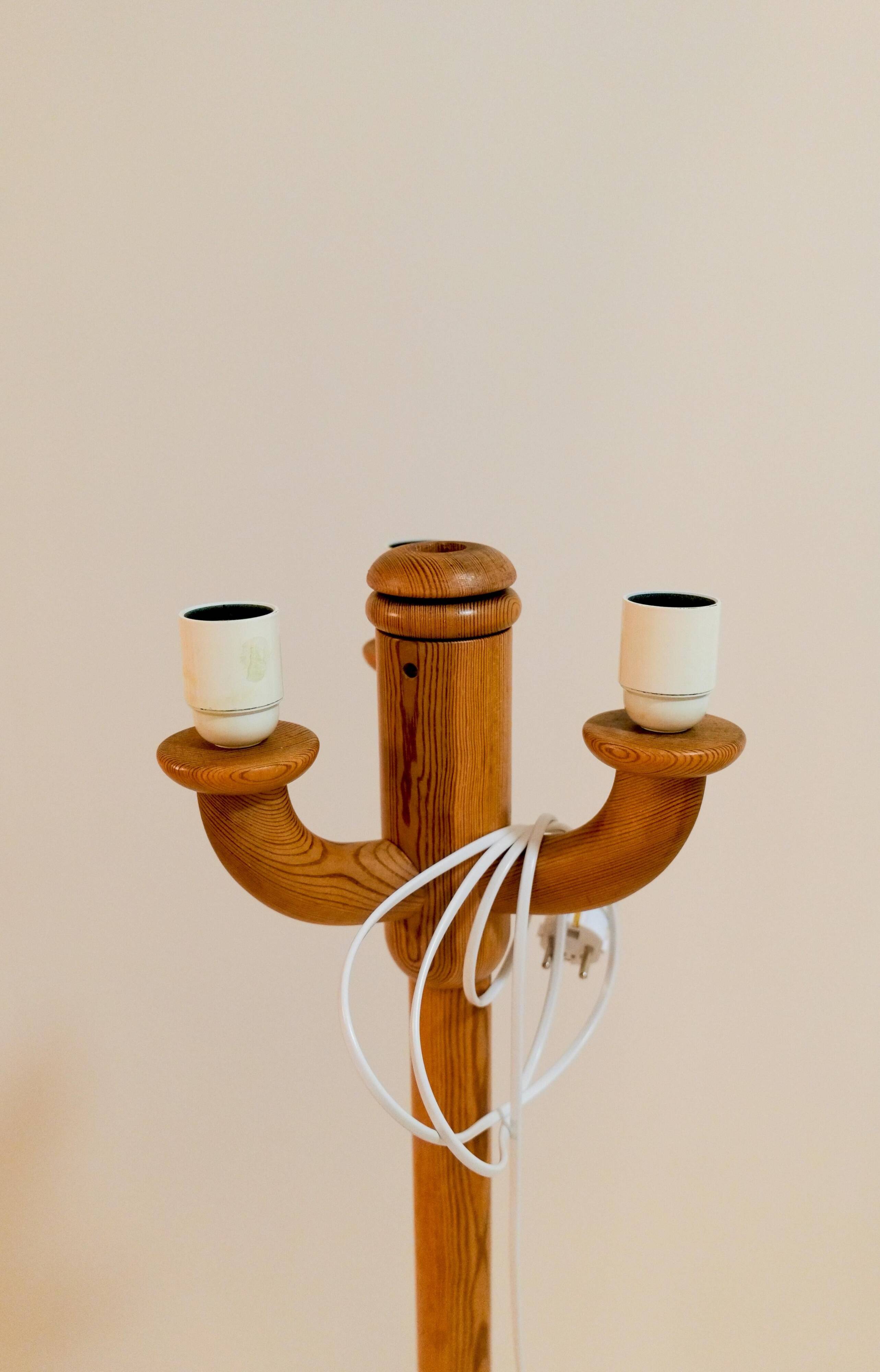 Sculptural modern floor lamps in pine, Sweden 1970s.