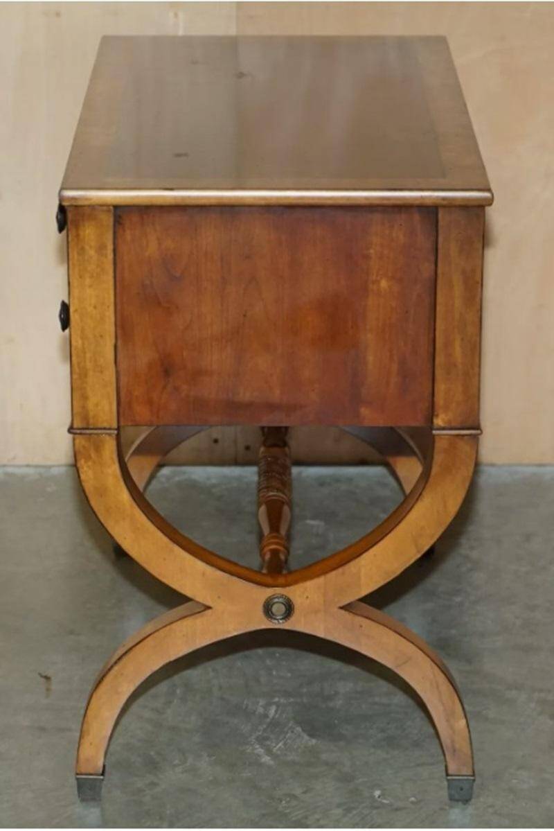 Paire de buffets vintage néoclassique en bois de ronce de chêne