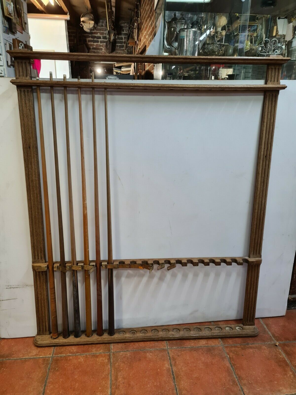 Wooden billiard tail holder