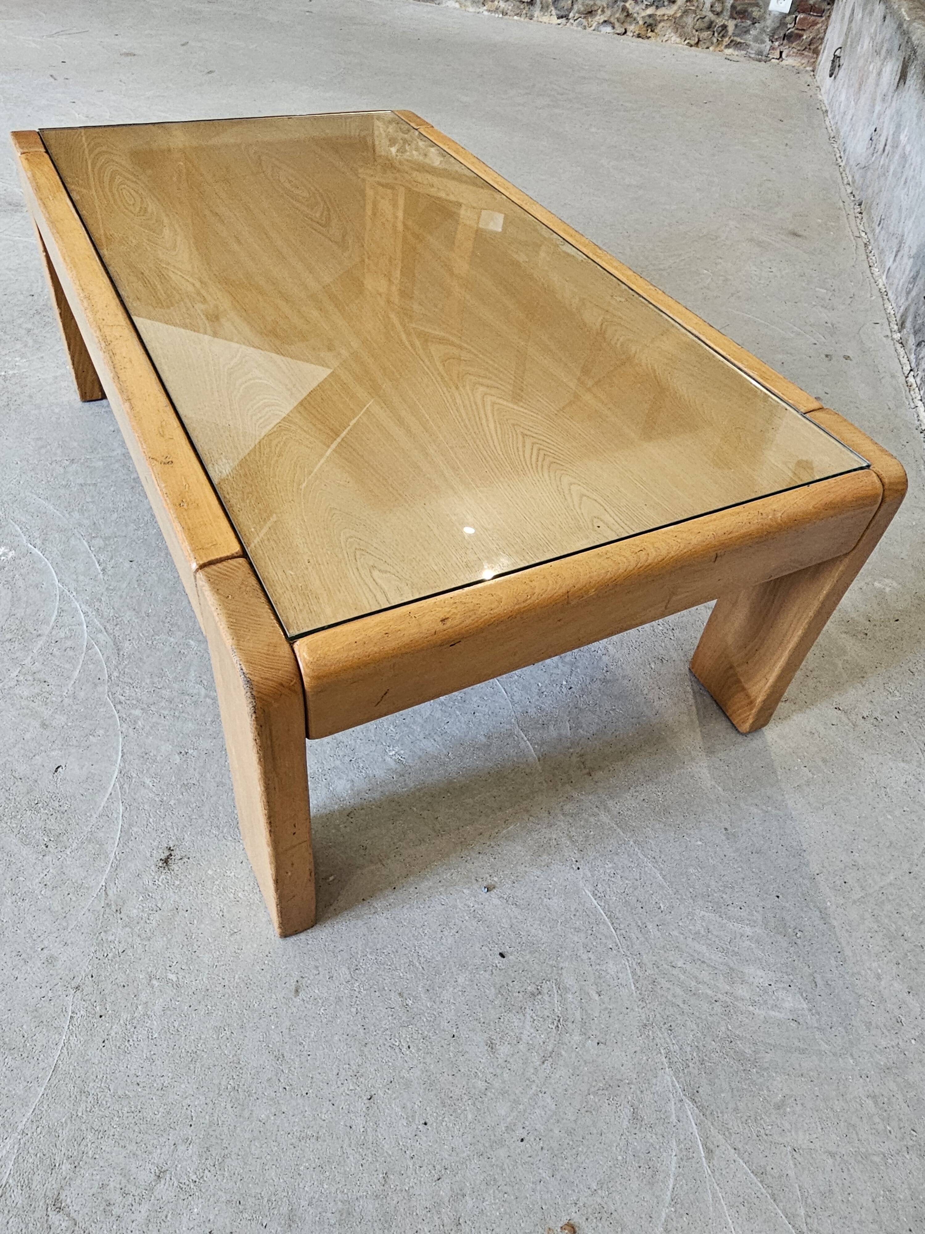 Designer coffee table 1970-1980 in kois elm and glass