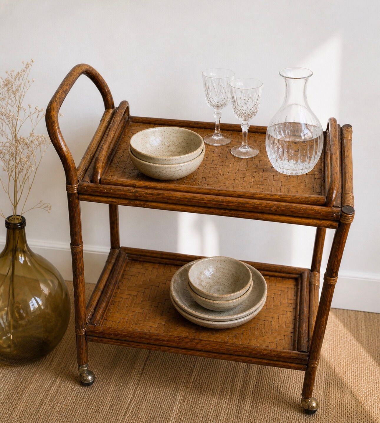 Vintage rolling dessert trolley in rattan and bamboo with removable tray from the 70s.