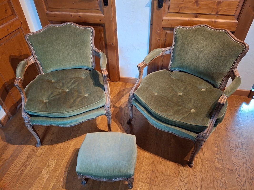Fauteuils cabriolets Louis XV + repose pieds