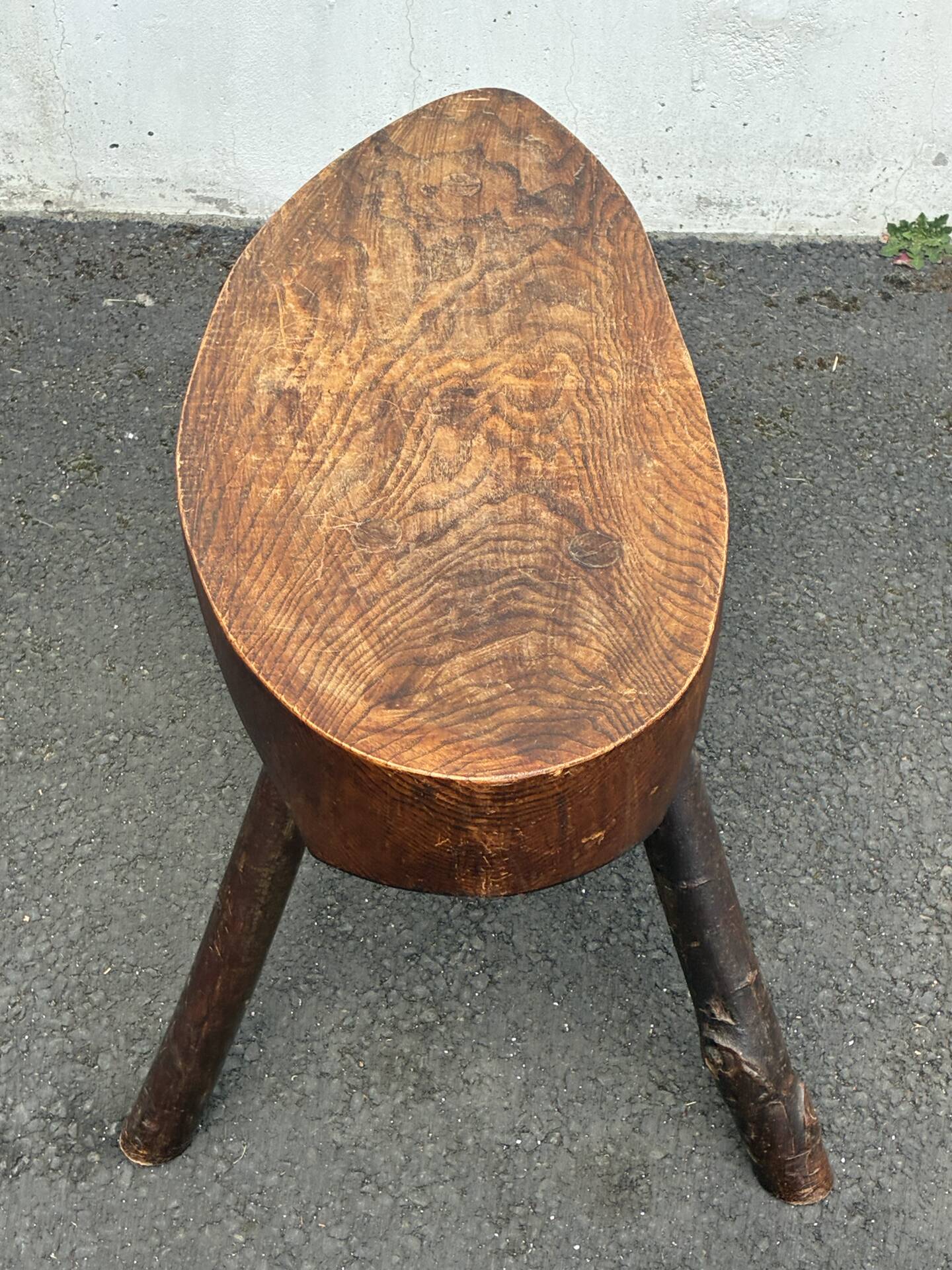 Table basse tripode brutaliste 