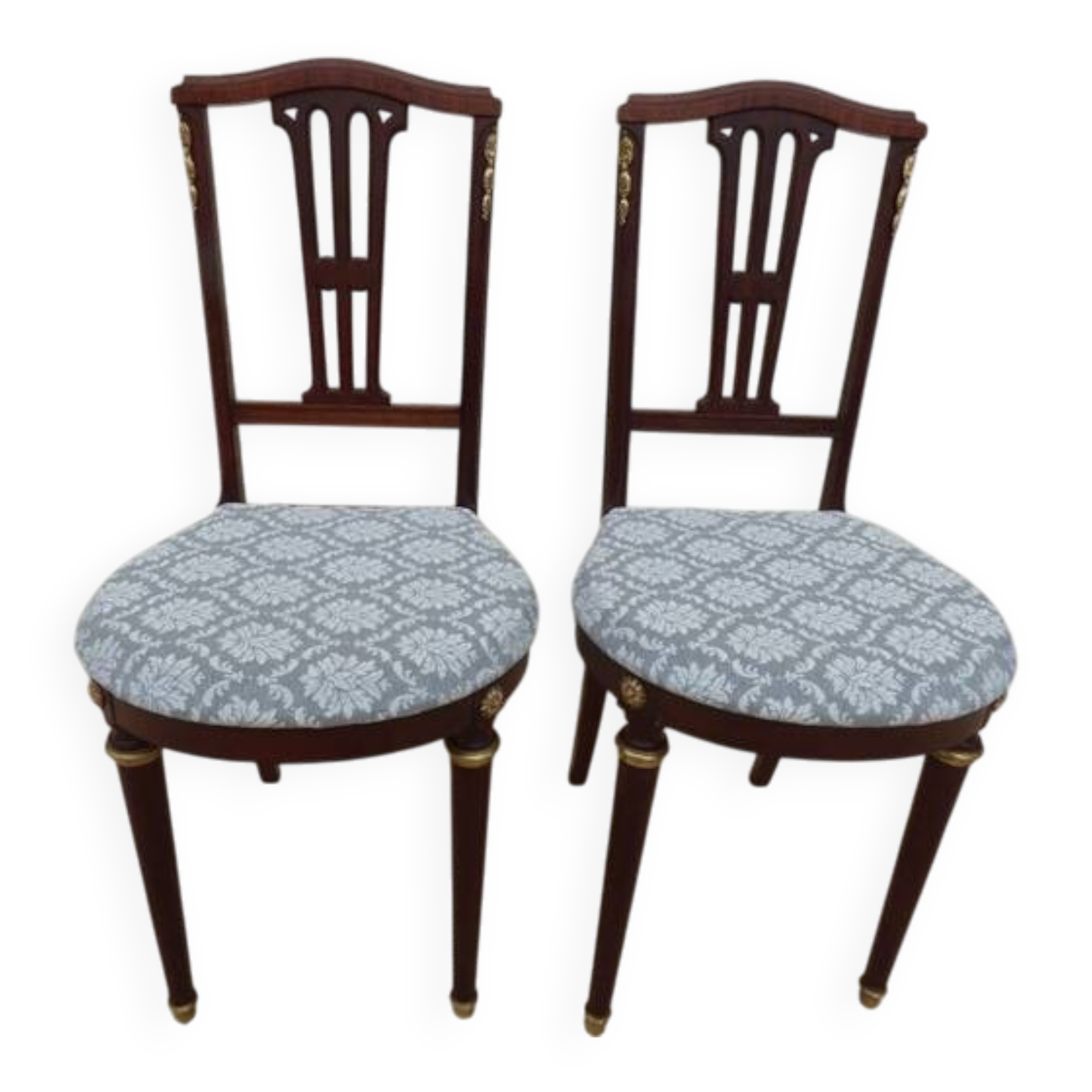 Paire de chaises de style classique en bois, laiton et tissu