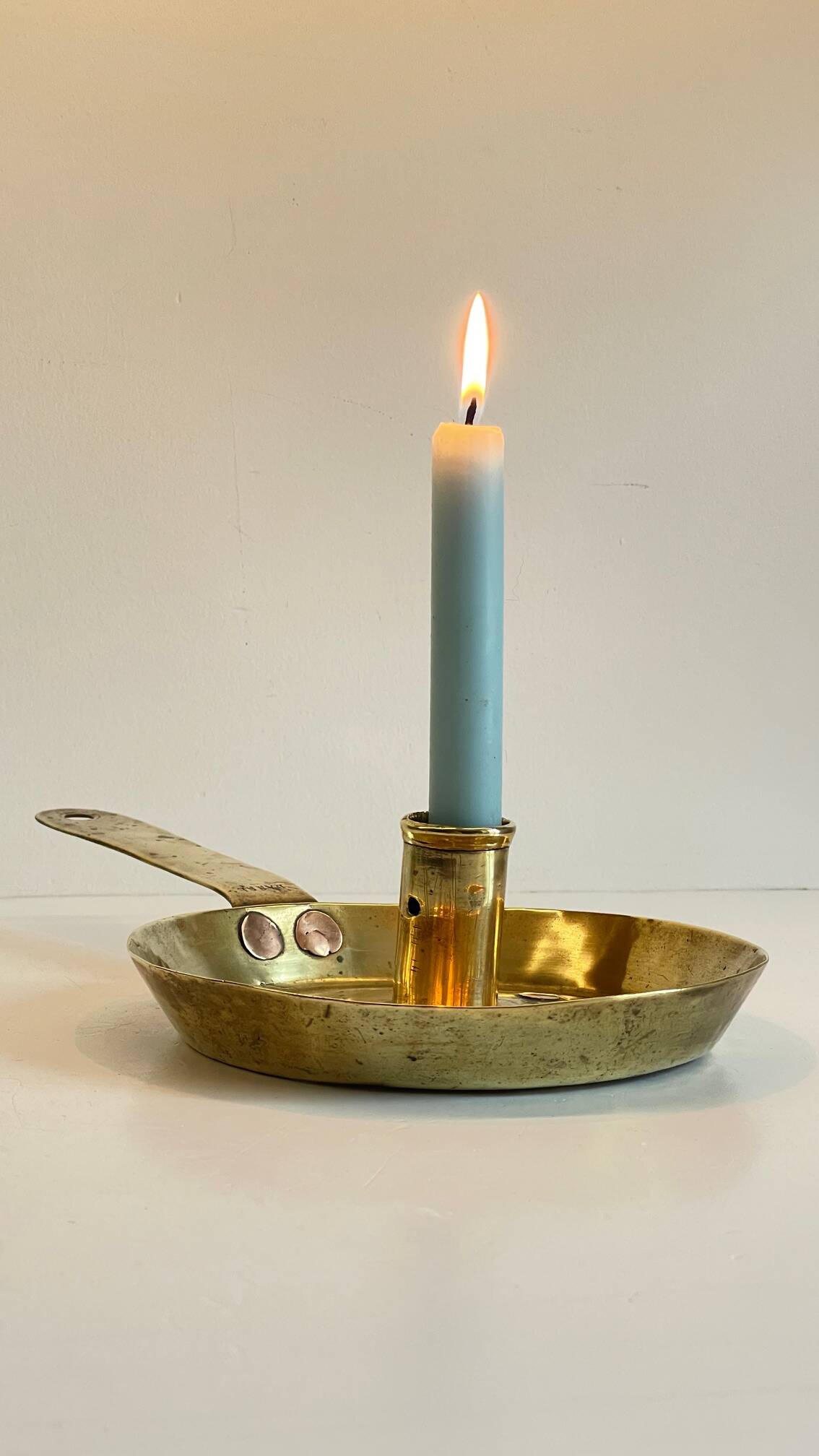 LOW HAND BRASS CANDLESTICK ANTIQUE