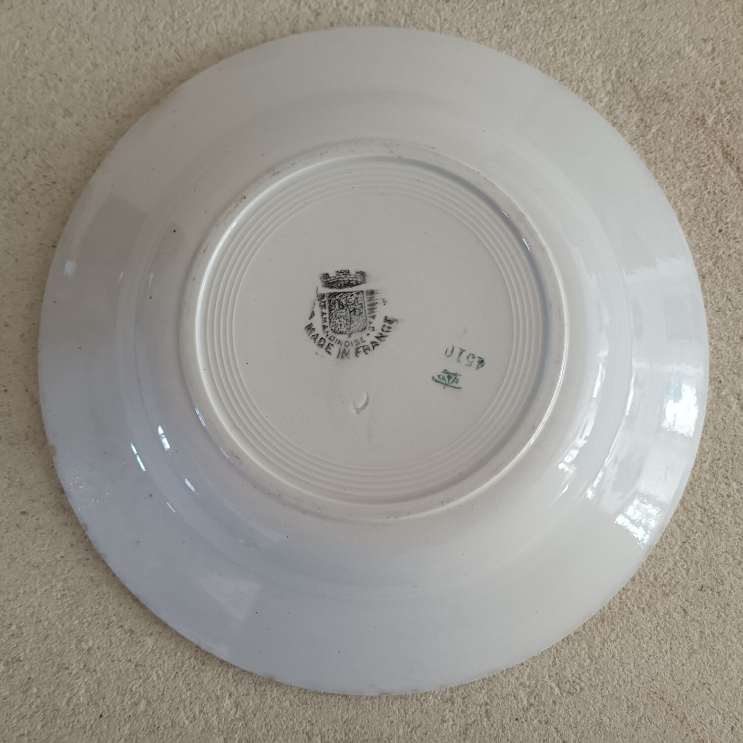 2 flat plates and 1 hollow plate earth of iron