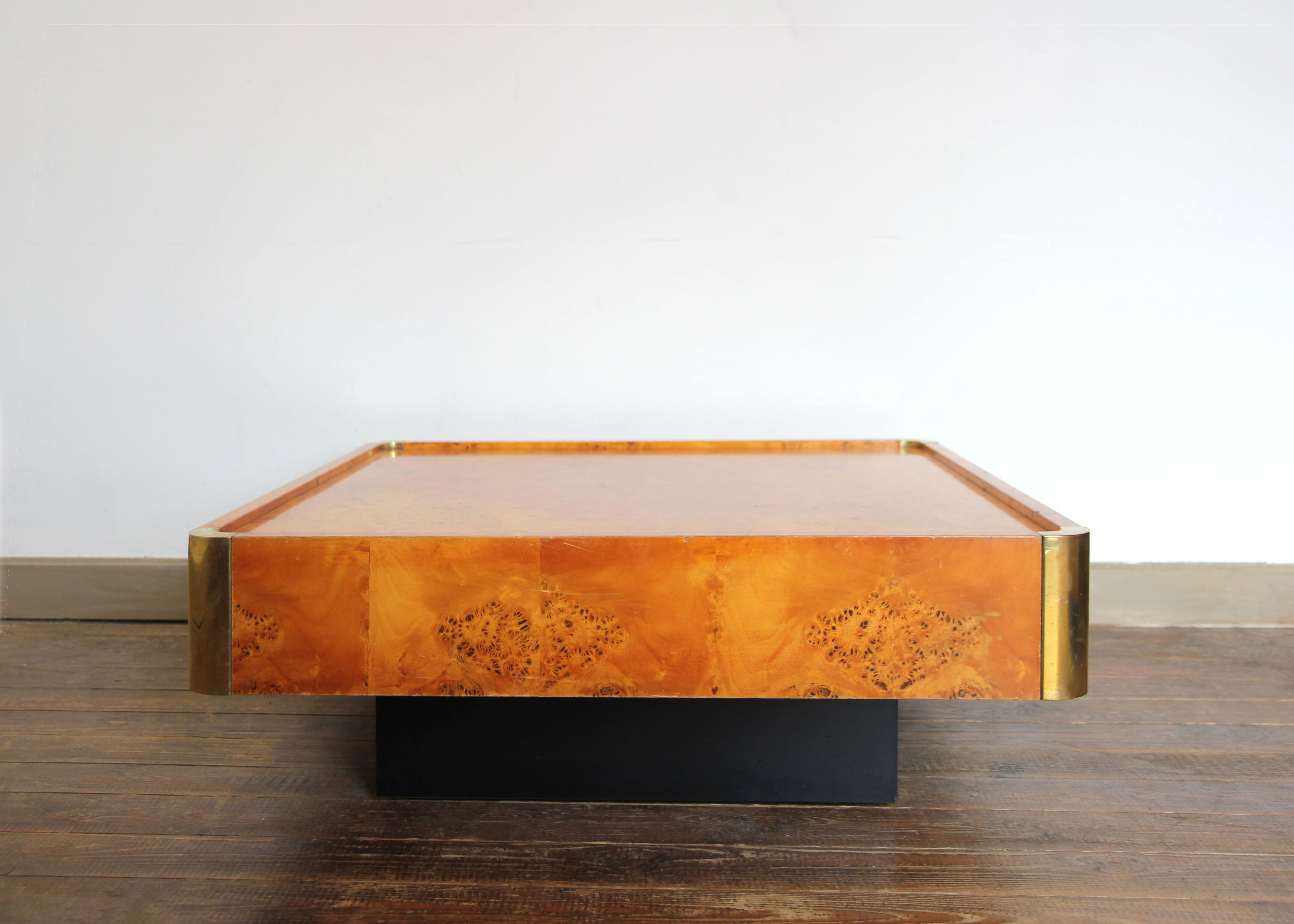 Table basse en loupe de bois pour Mario Sabot