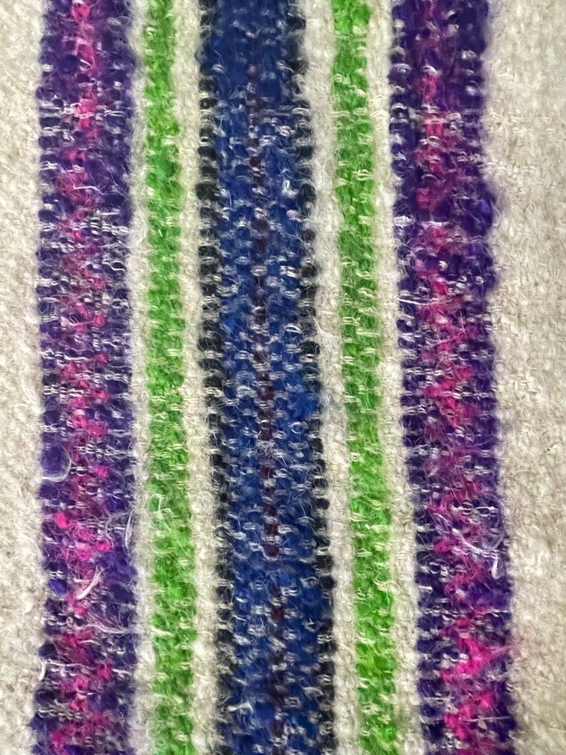 Tapis en laine blanche naturelle et moelleux avec des rayures colorées, tapis tissé à la main roumain.