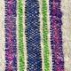 Tapis en laine blanche naturelle et moelleux avec des rayures colorées, tapis tissé à la main roumain.