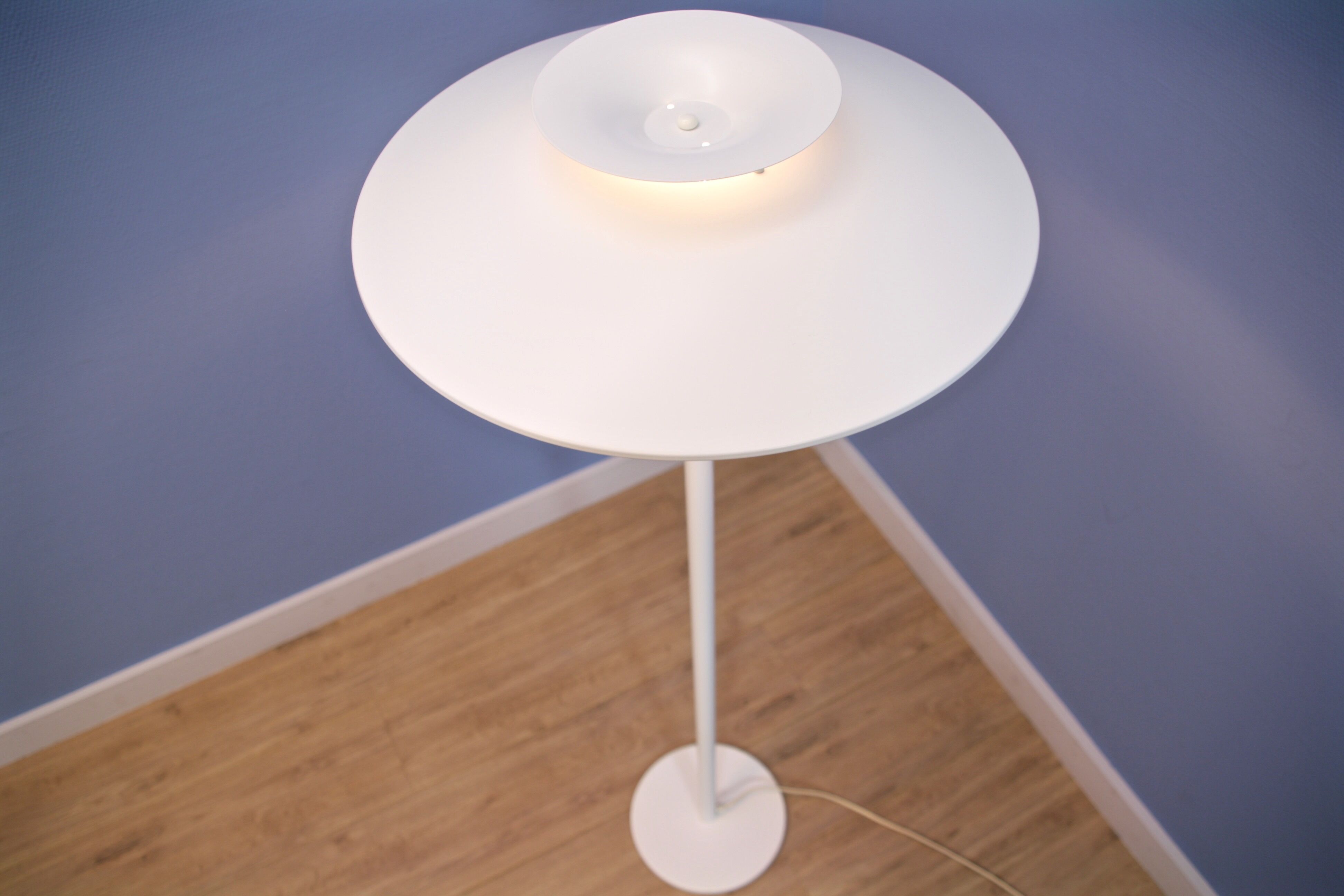 Lampadaire danois en blanc avec accent orange par Jeka Metaltryk, 1970s
