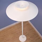 Lampadaire danois en blanc avec accent orange par Jeka Metaltryk, 1970s