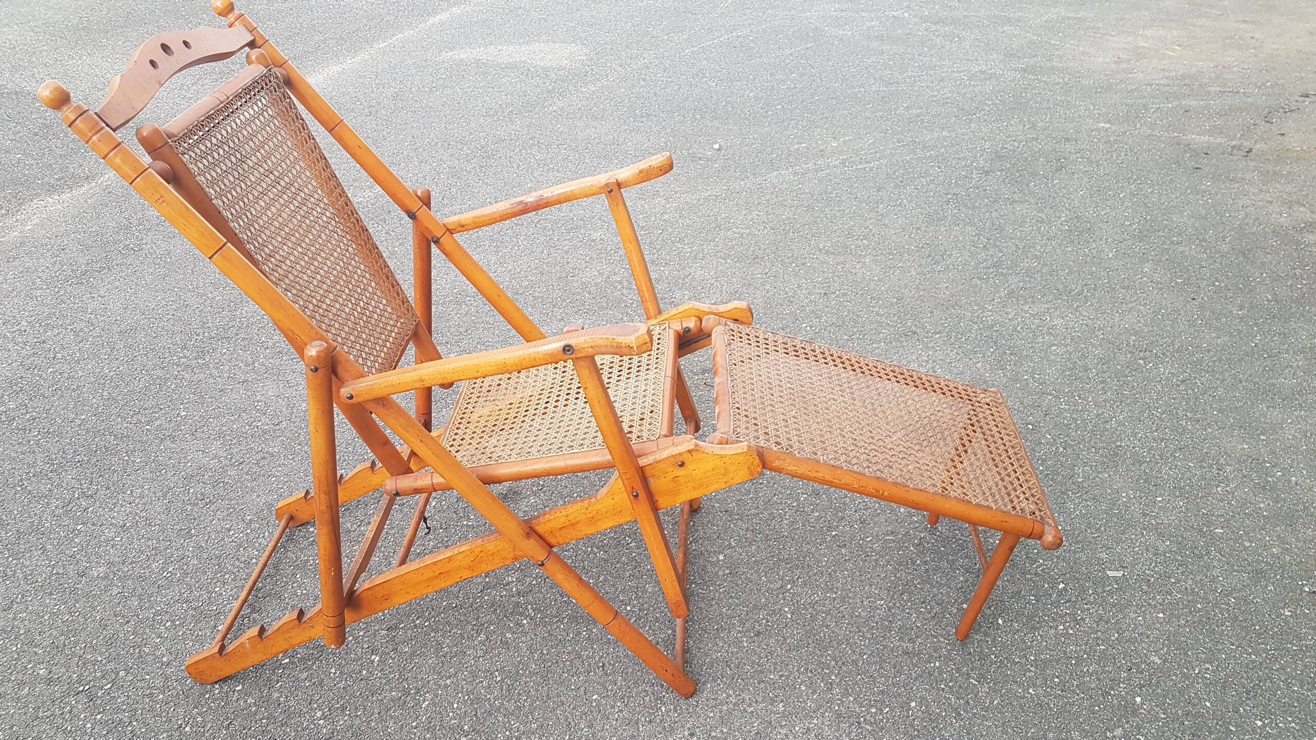 Folding chaise longue 1900 in beech