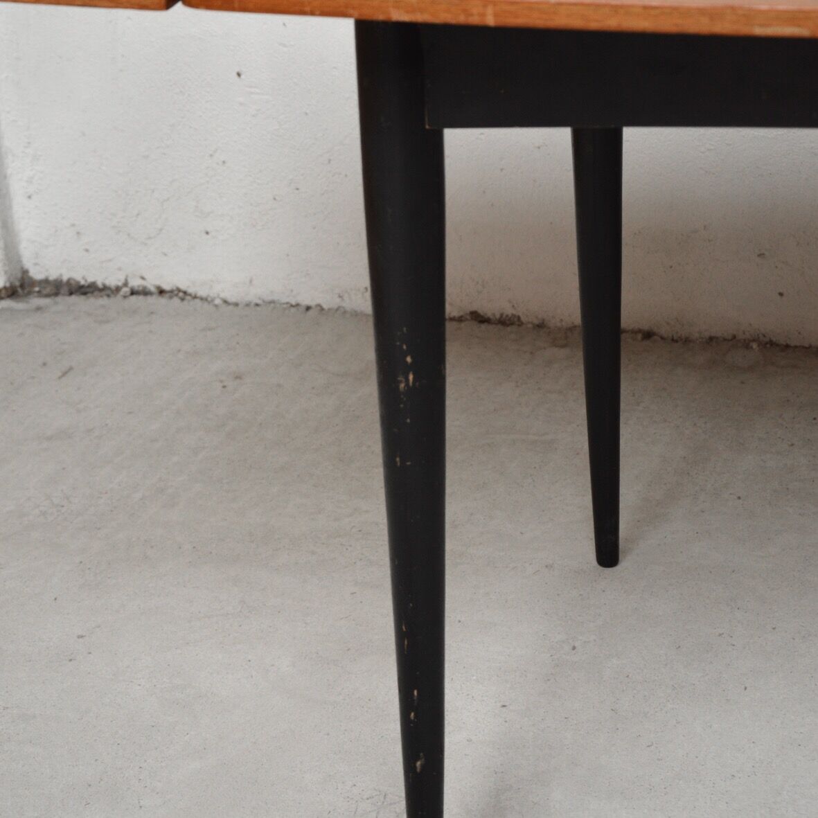 Expandable rectangular dining table