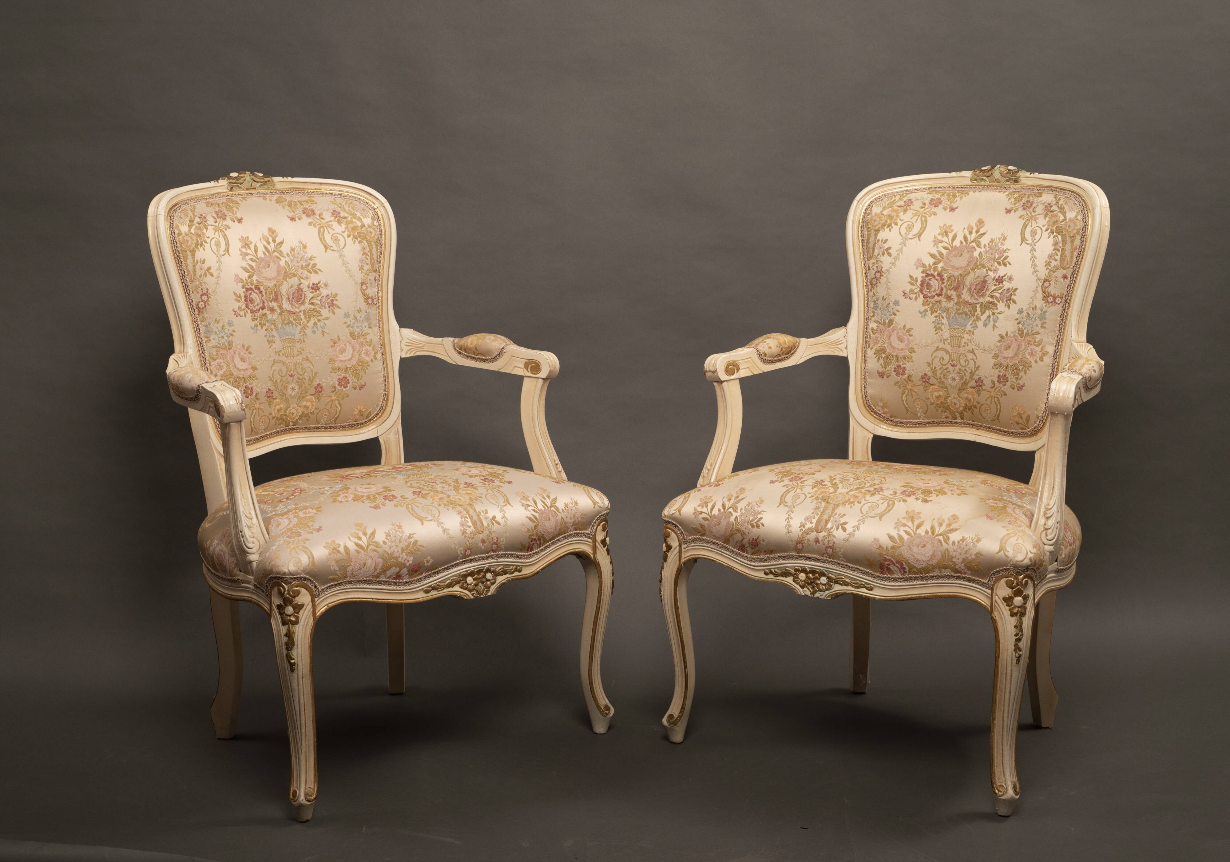 Pair of Louis XV style armchairs – Carved, gilded wood and brocade fabric