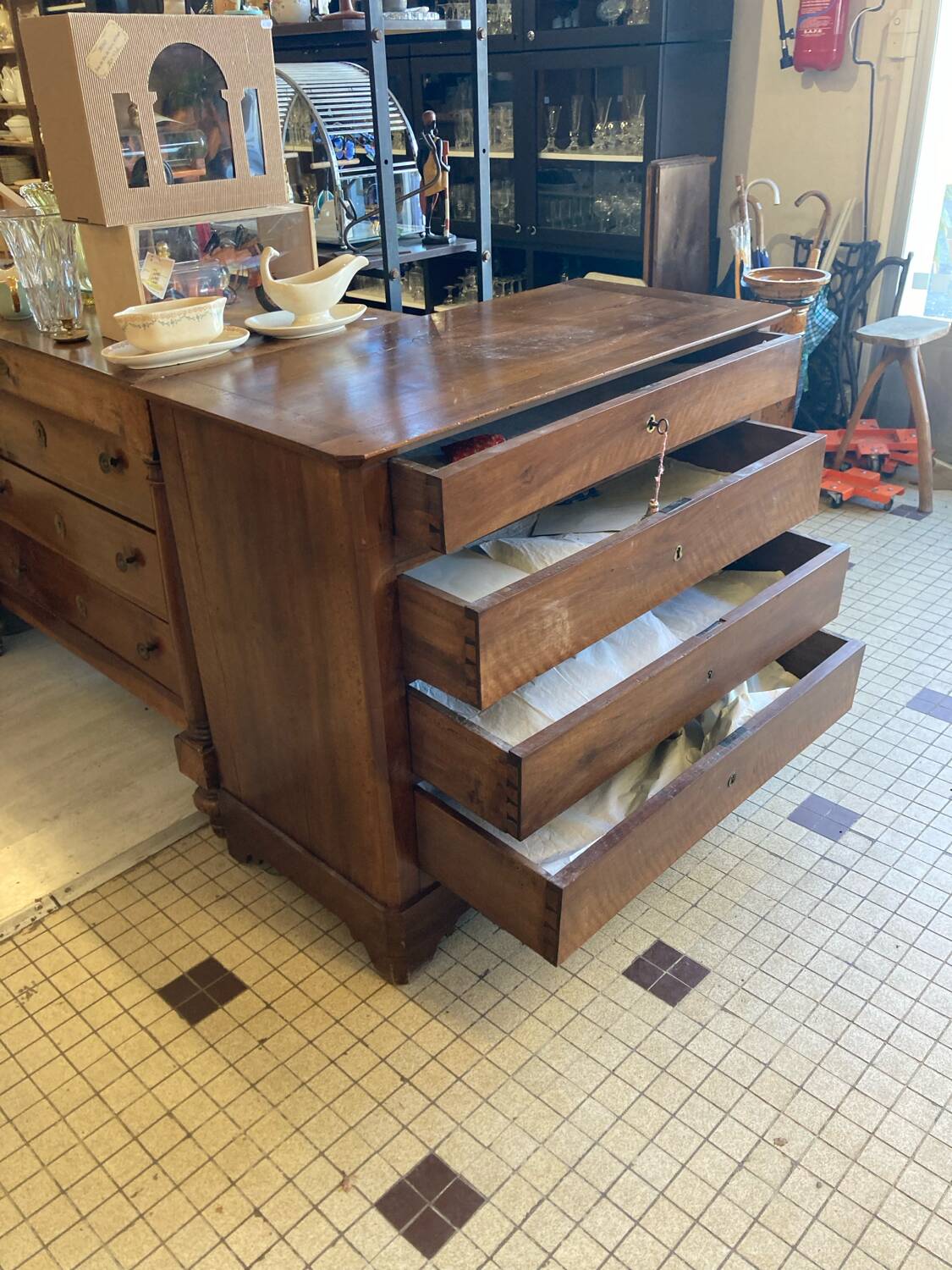 Walnut chest of drawers with 4 drawers
