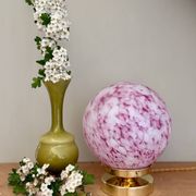 Lampe à poser globe vintage en verre rose et blanc