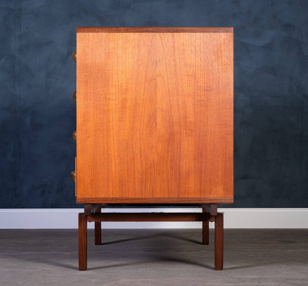 Enfilade Basse en Teck avec Poignées en Laiton par Peter Løvig Nielsen, 1960s