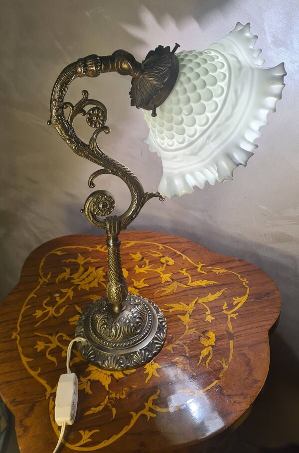 Lampe en bronze et abat-jour en opaline blanche, 1900