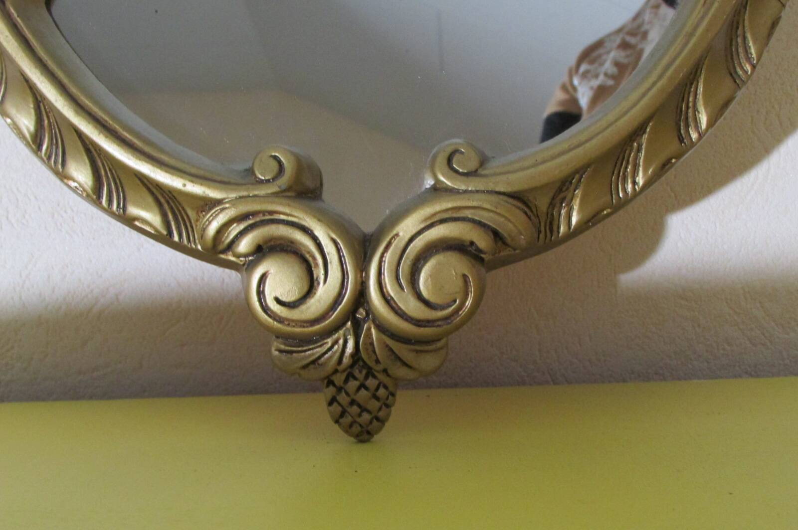 Small violin mirror in gilded resin