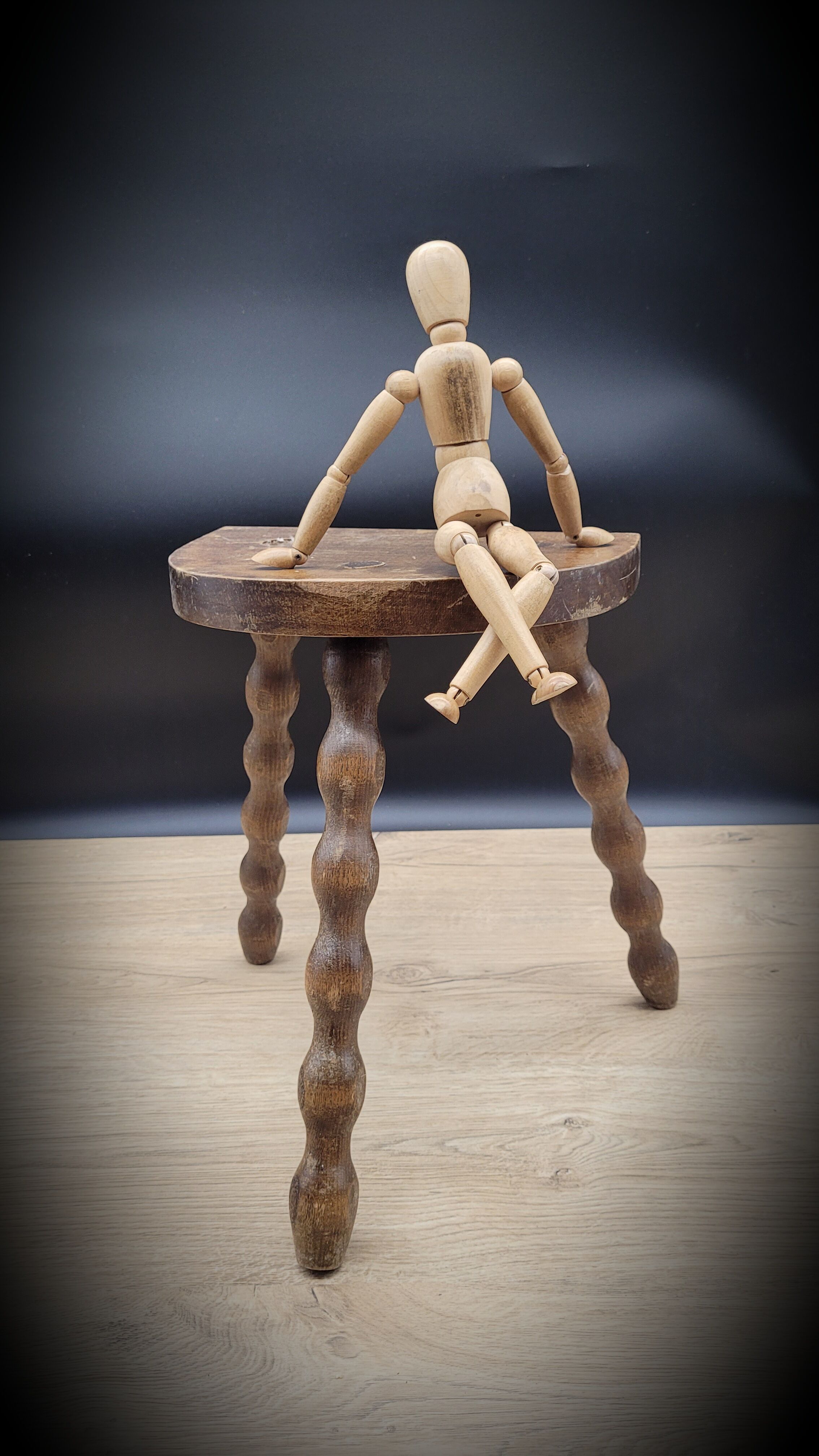 Half-round tripod stool feet balls