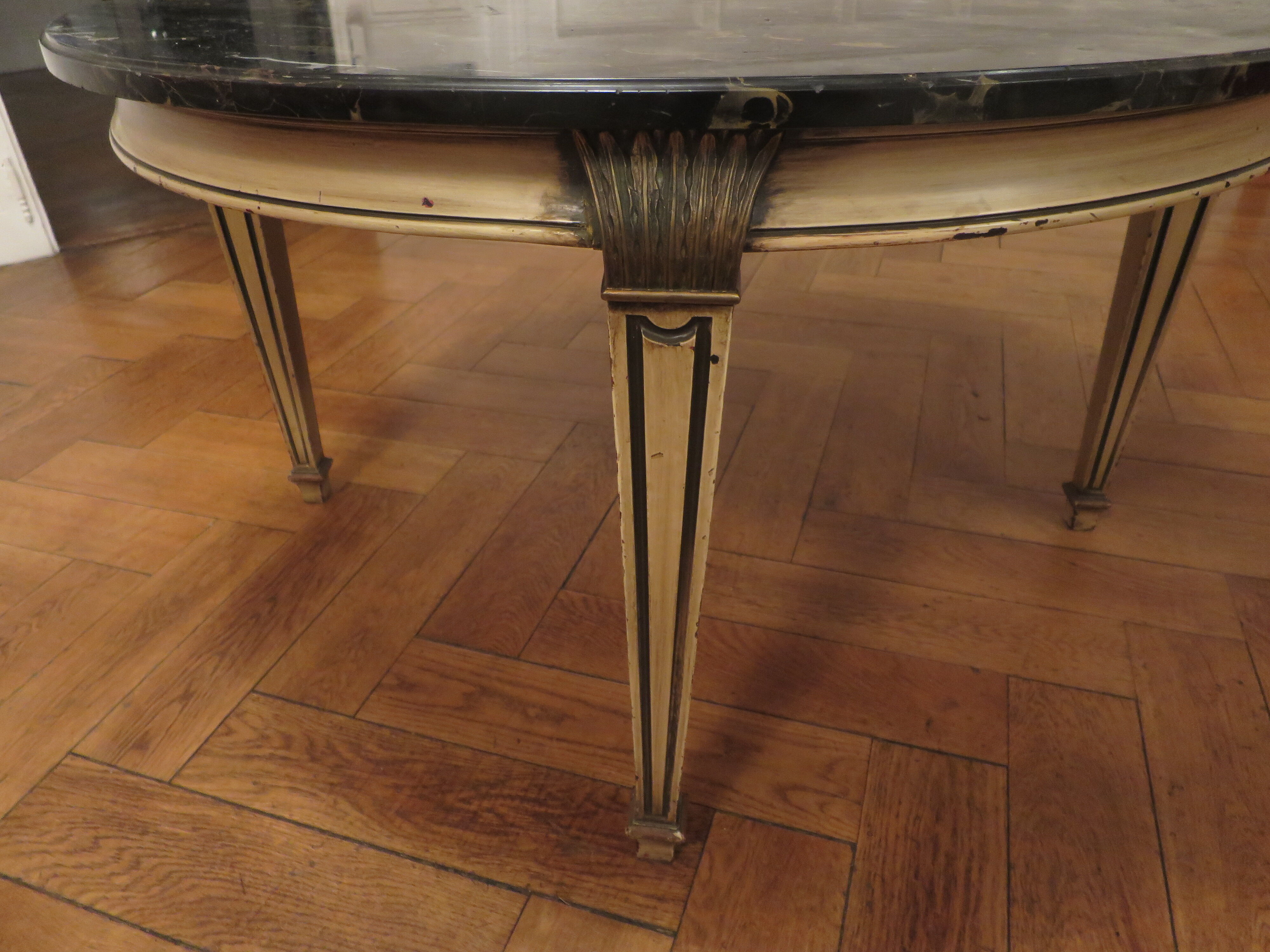 Table basse avec plateau marbre