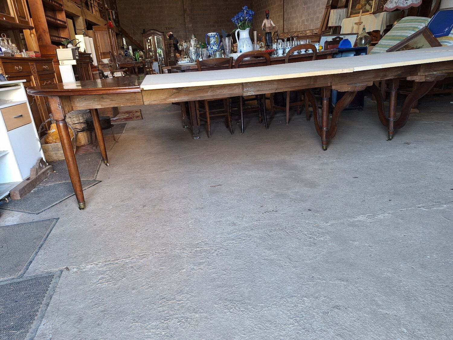 Old walnut carpenter's table, extendable for 18 people.