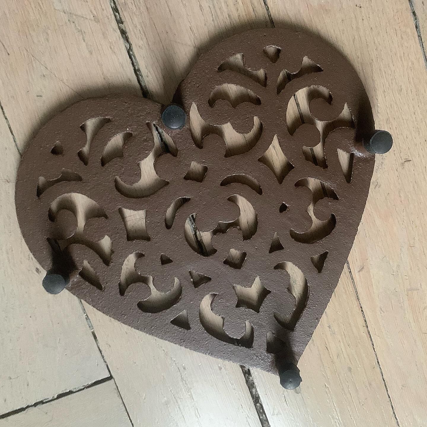 Cast iron heart trivet